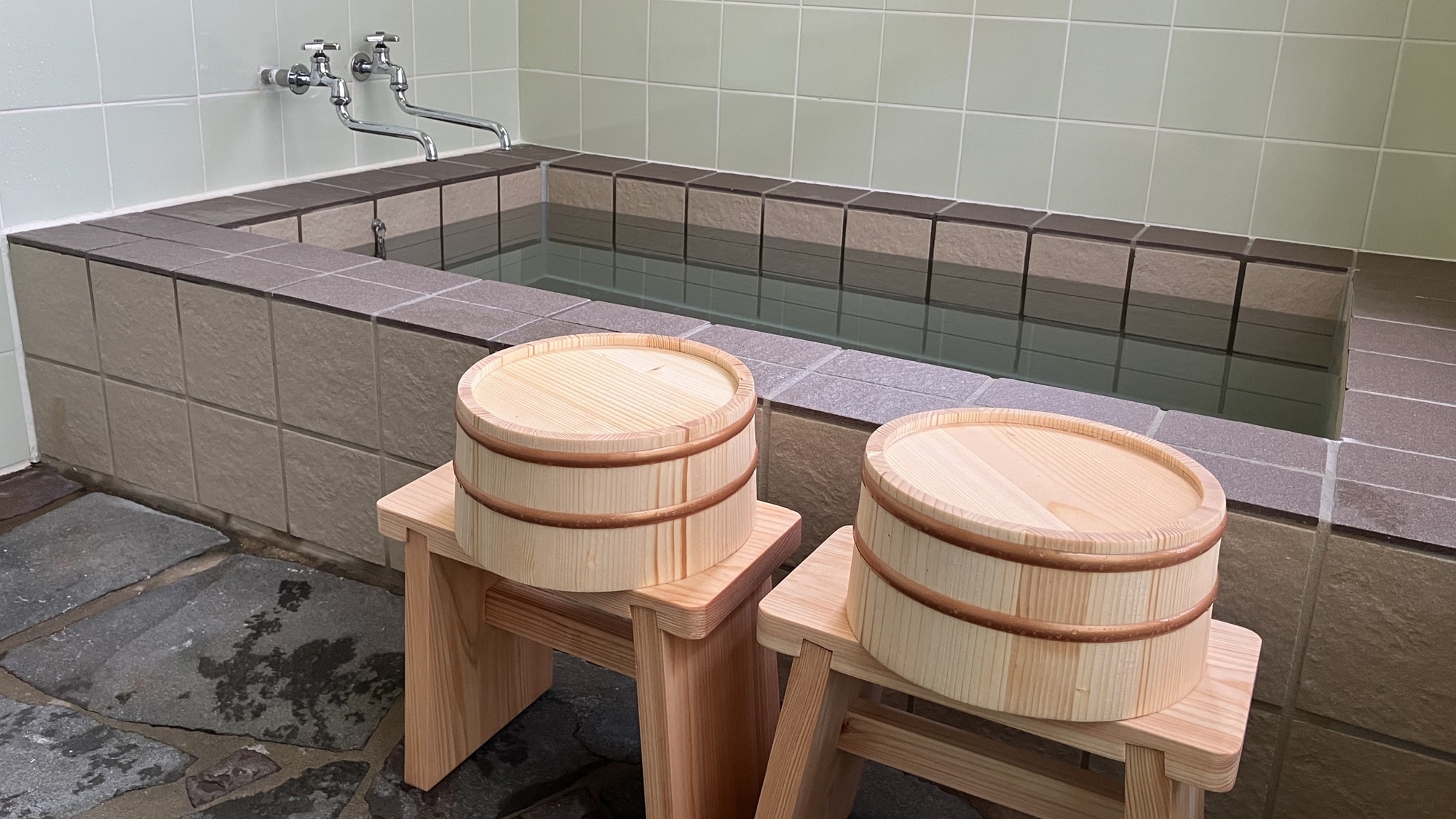 浴室 | 熱氣騰騰、自由流動的溫泉水