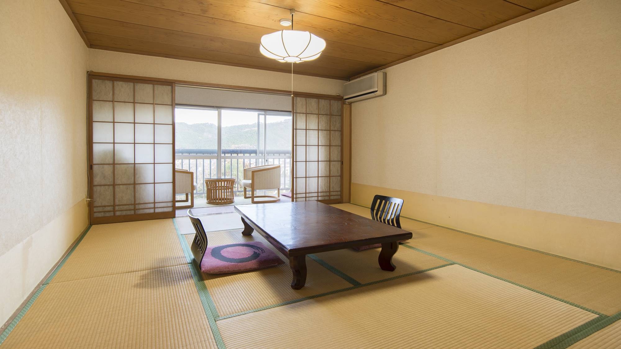 * [Room (Japanese-style room, 10 tatami mats, with bathroom and toilet)] You can enjoy the nature of the four seasons.