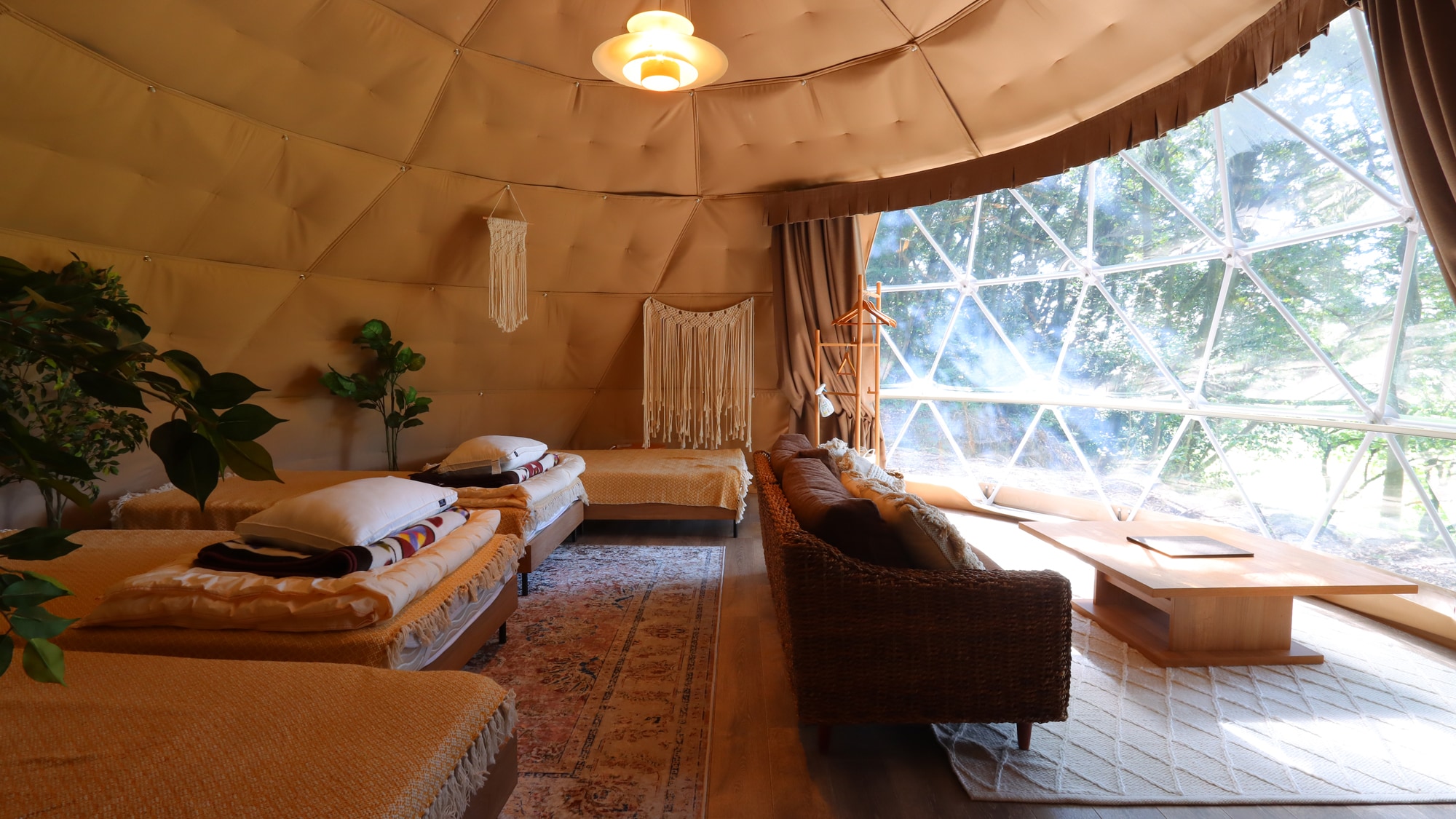 Please enjoy the luxury and natural charm of glamping.