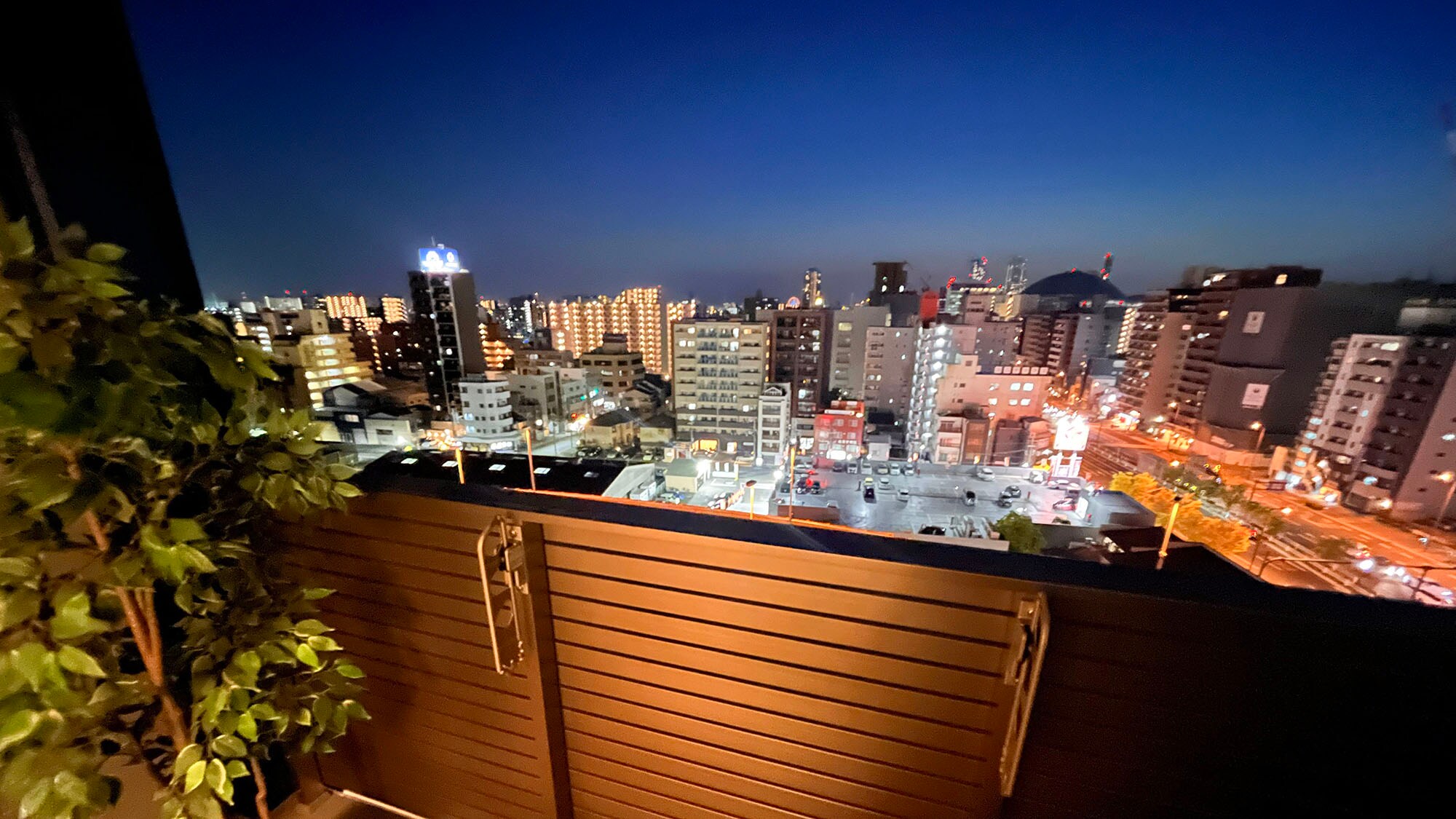 ・[Twin Room/Balcony] Relax in the night breeze. Enjoy a panoramic view of Osaka city.