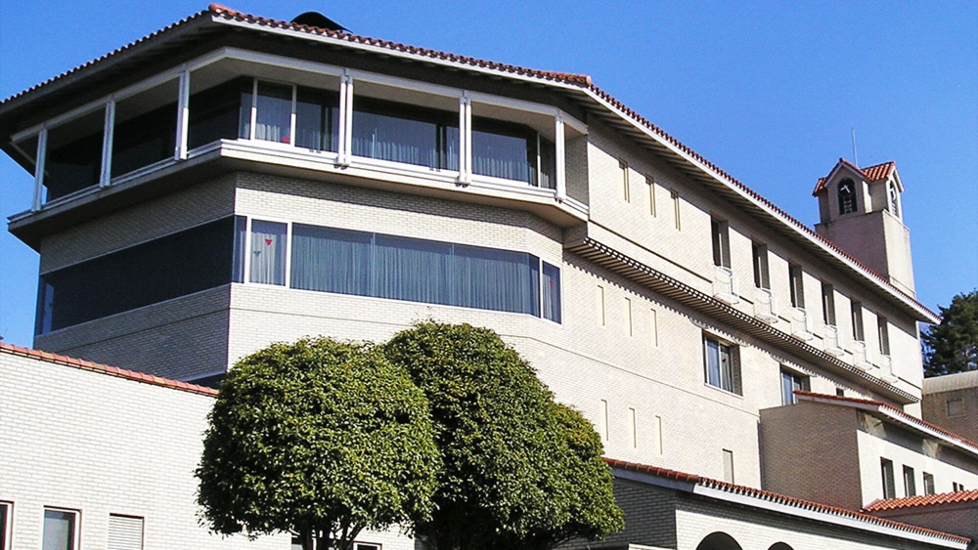 ・[Exterior] The 3rd and 4th floors of the golf course clubhouse are the lodge buildings.