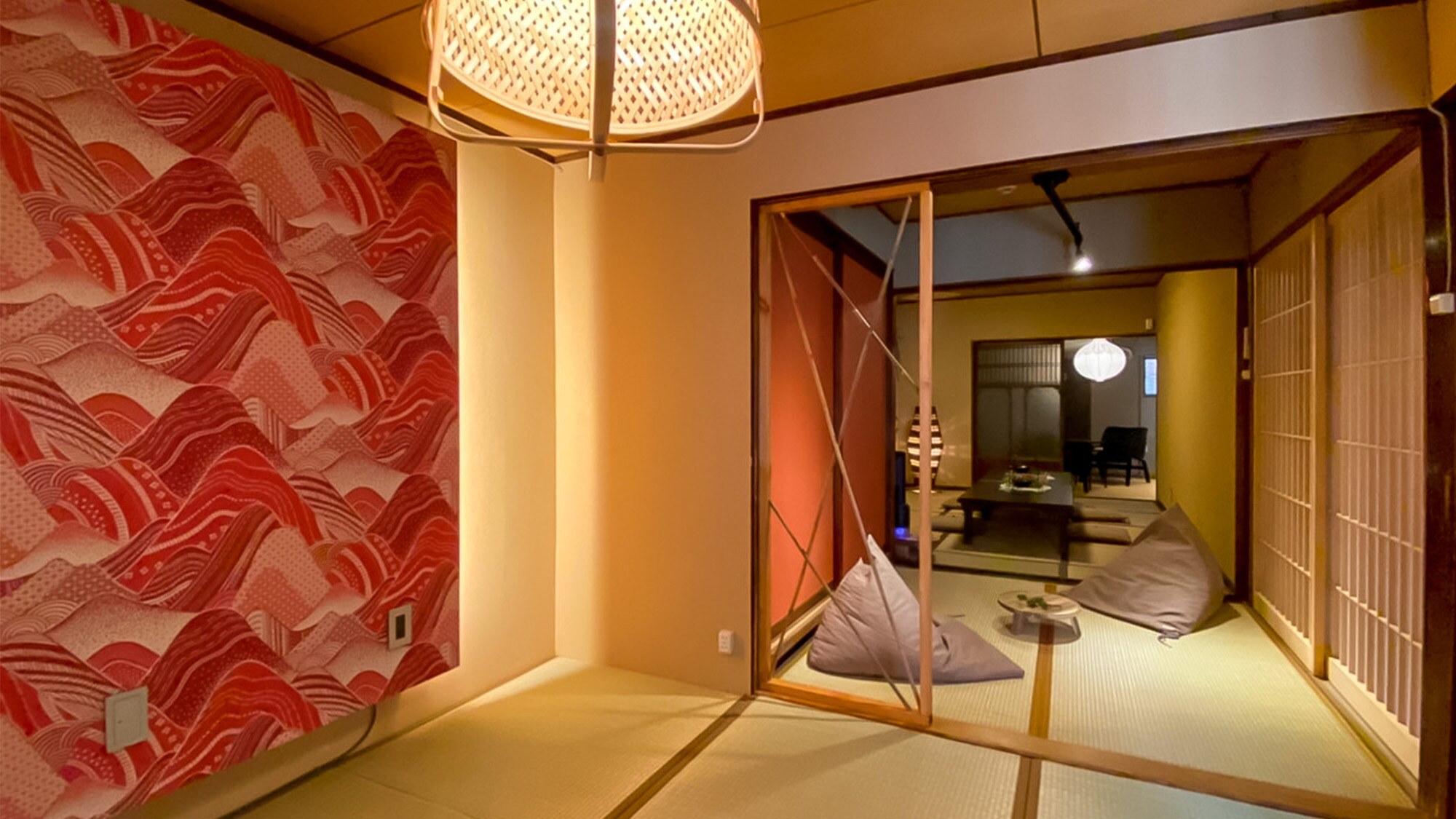 ・＜1F Japanese-style room＞Relax in a room that combines nostalgia and comfort