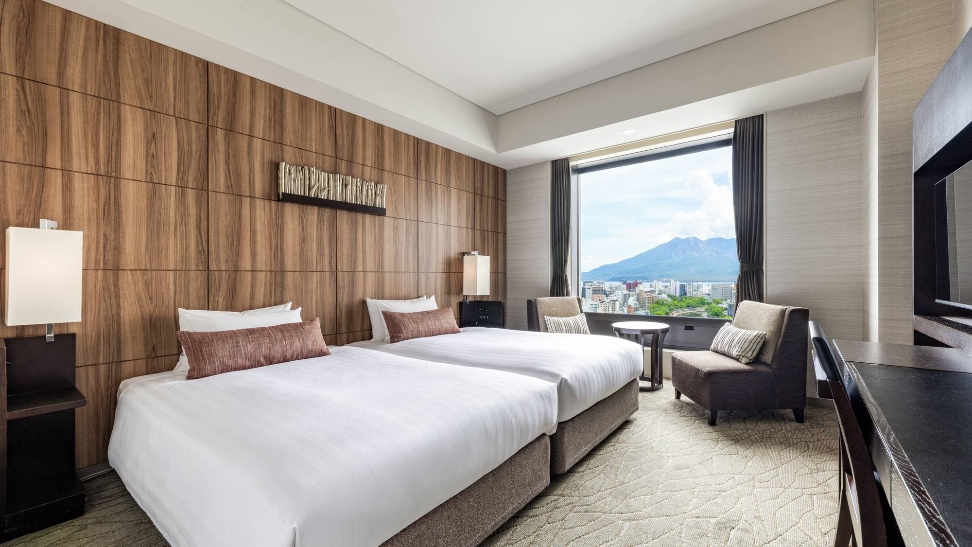 [Sakurajima side twin room 23.4m²/bed width 110cm] Make the most of the warm tropical sunshine.