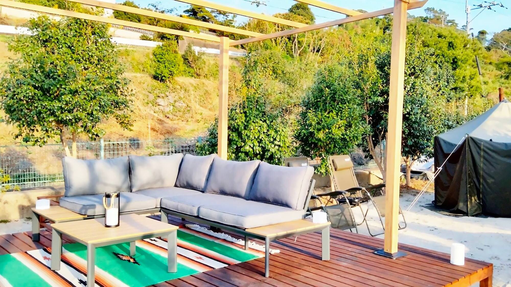 ・[Taman] Sofa besar dipasang di dek kayu yang luas. Peralatan BBQ dan audio tersedia untuk disewa dengan biaya tambahan.