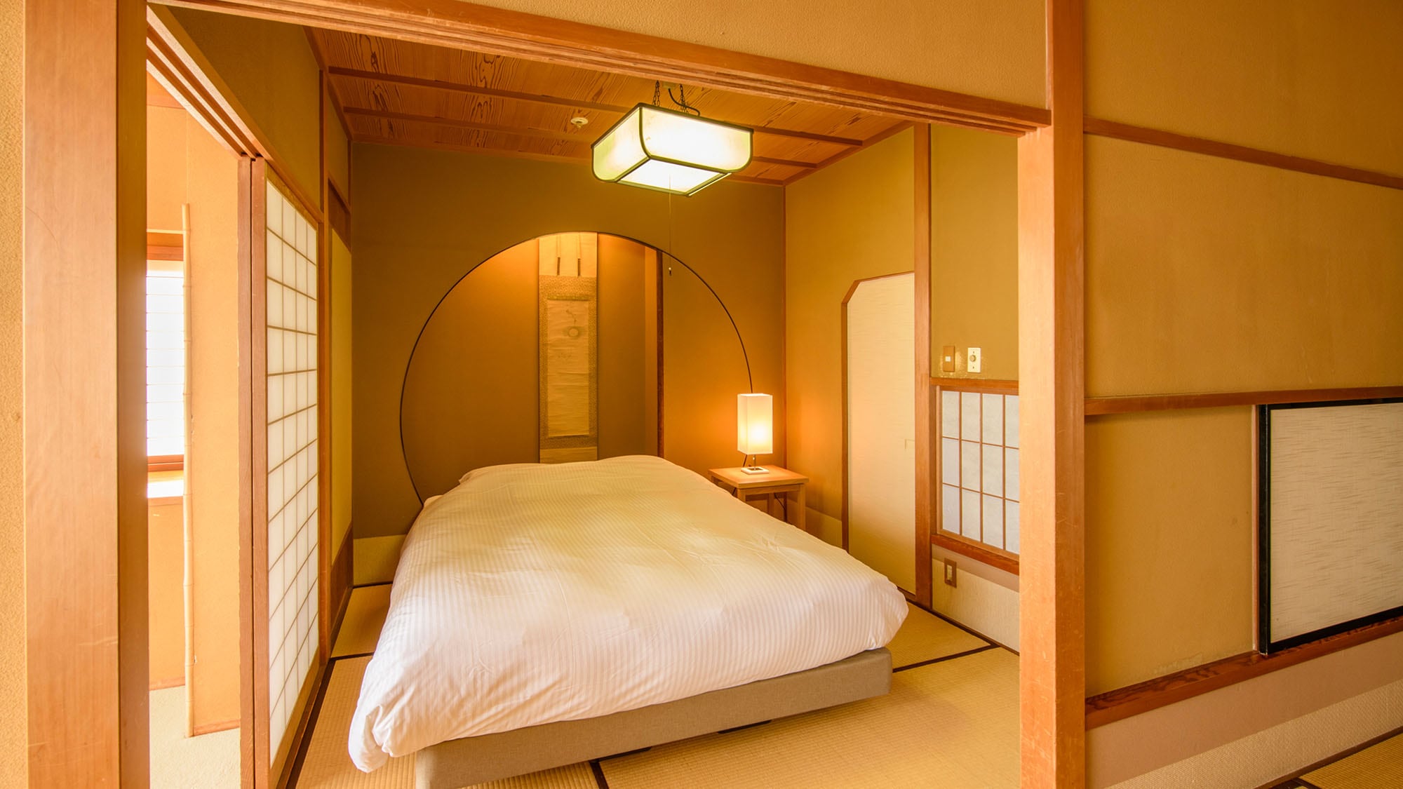 [Autumn Room - Standard Japanese-Western Style Room] Enjoy a luxurious sleep in a large queen-size bed.