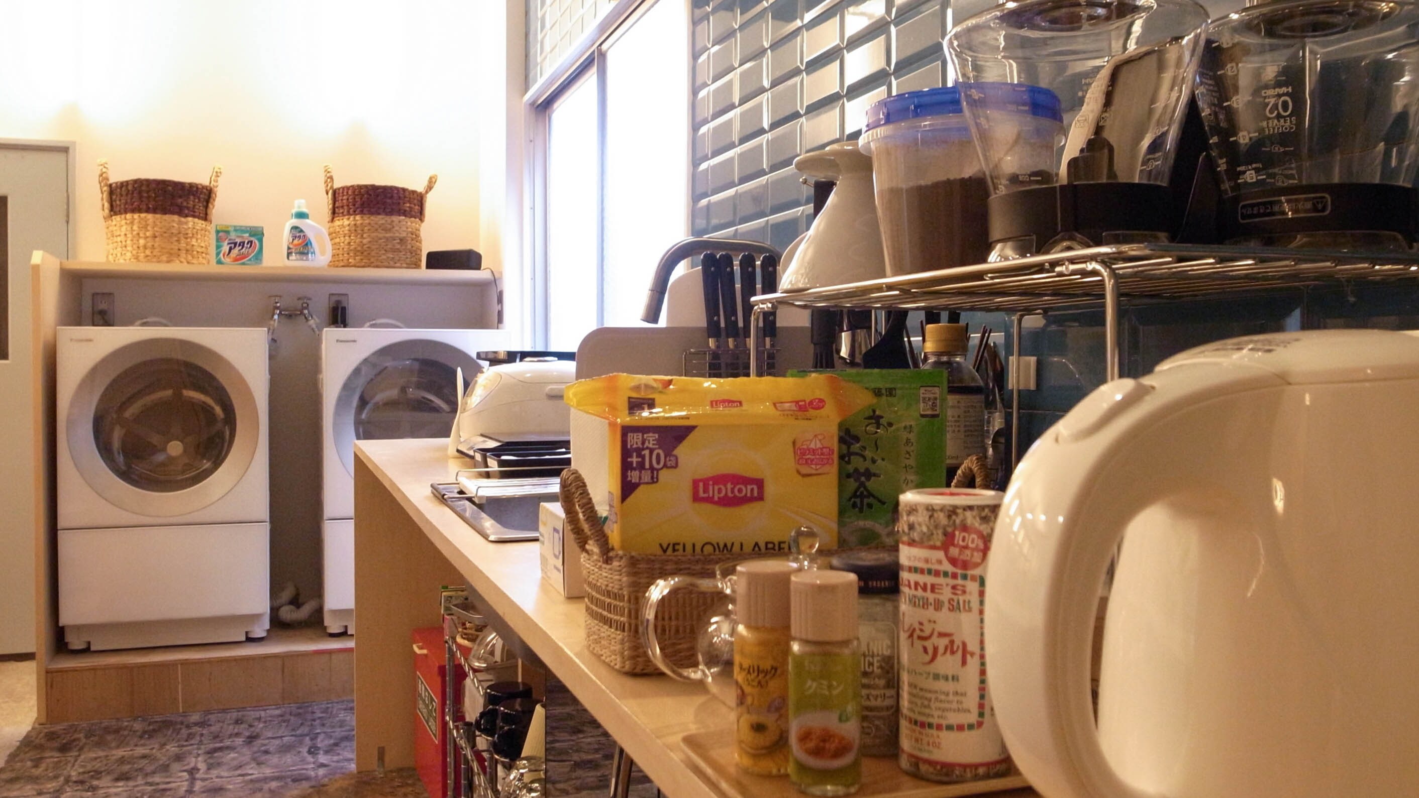 Shared kitchen. Please feel free to use salt, soy sauce, oil and other seasonings.