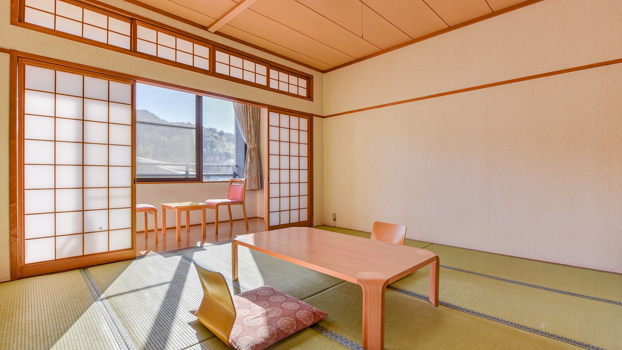 *[Example of guest room/Japanese-style room with 10 tatami mats] Please relax after enjoying the hot springs and your meal.