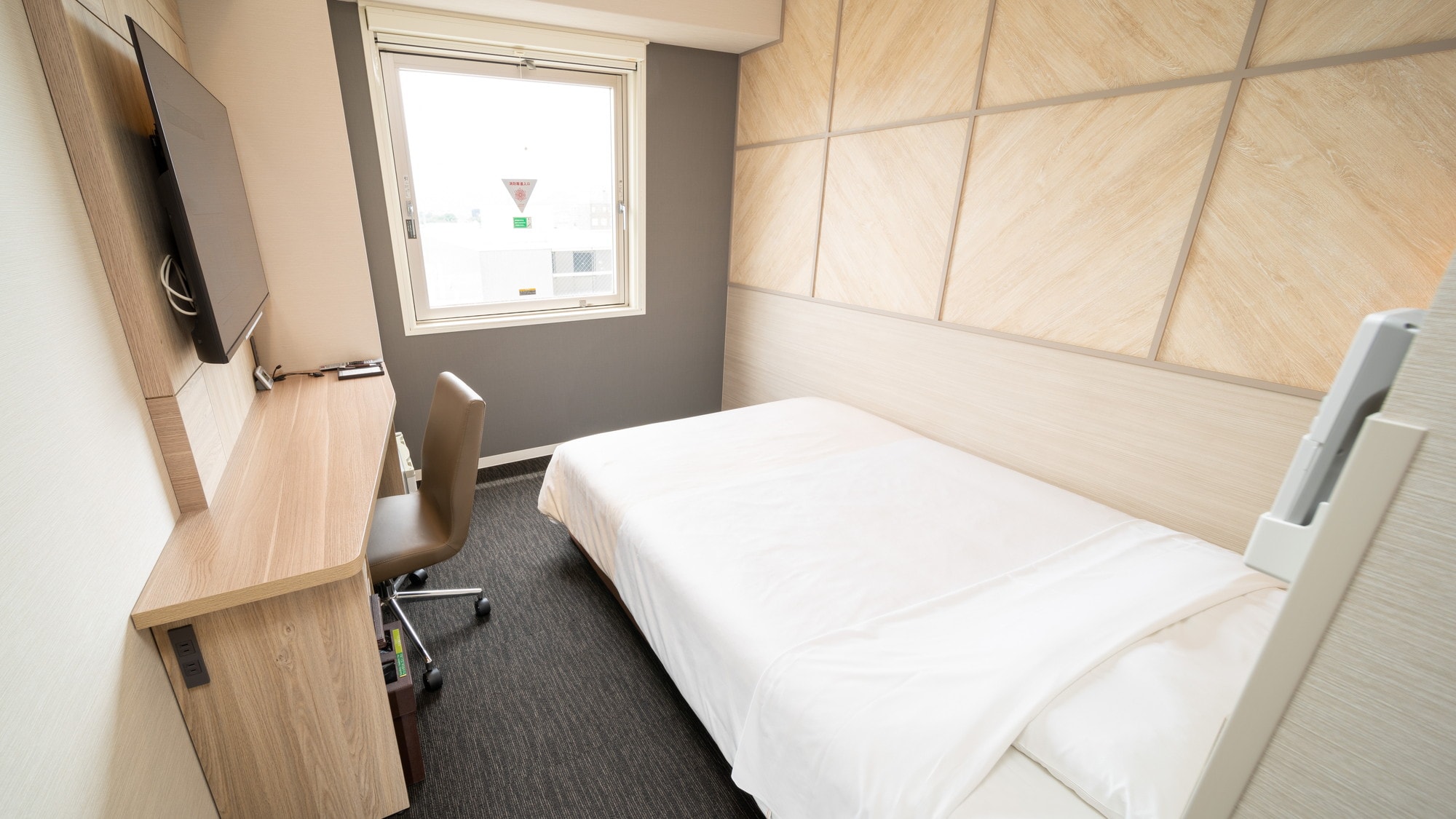A 140cm wide bed and a mattress with just the right amount of firmness will ensure a good night's sleep.