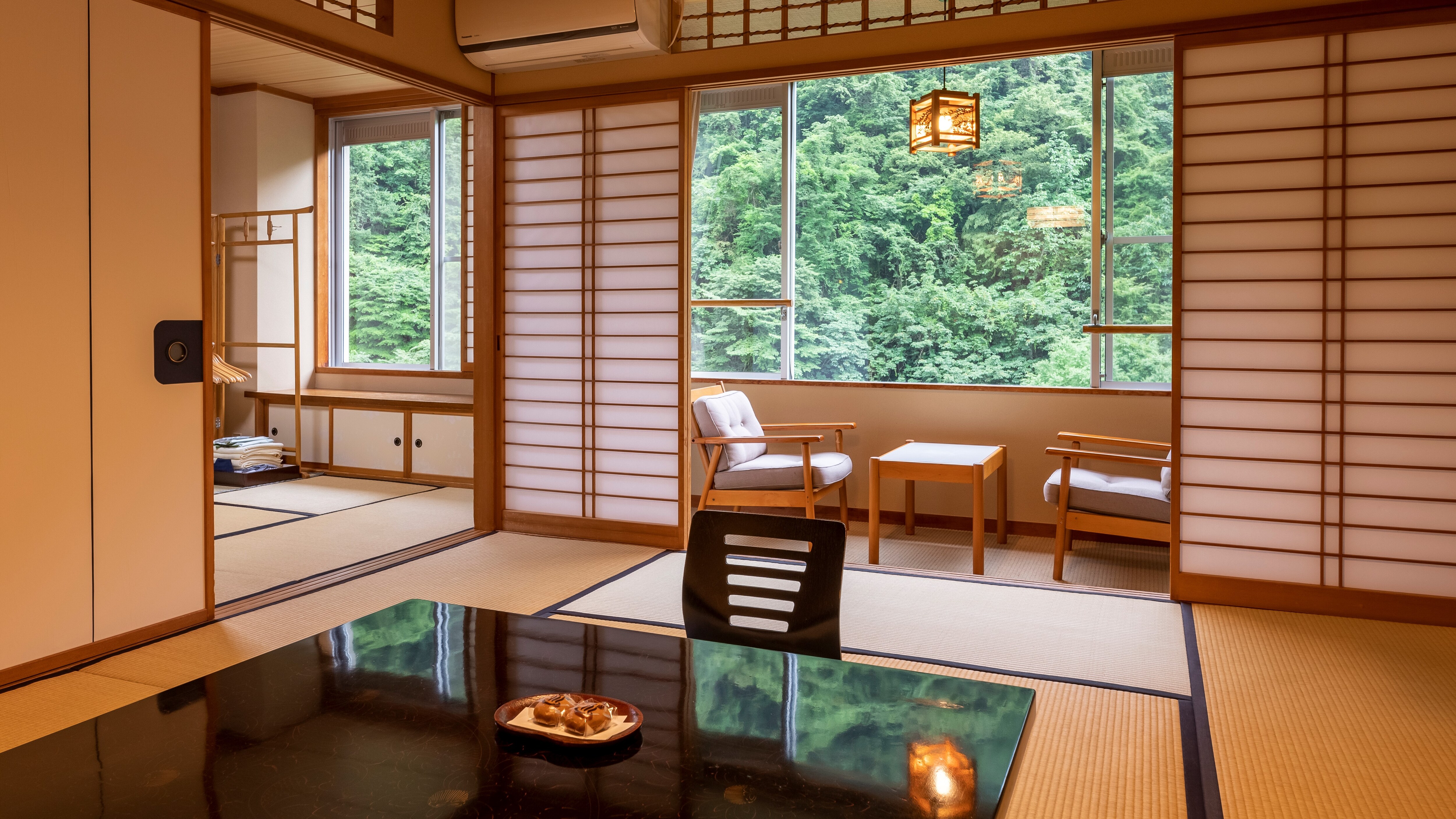 ■ Phòng Warabi sớm/Phòng Wakaba: Phòng theo phong cách Nhật Bản với 10 tấm chiếu tatami Phòng tiếp theo: Phòng theo phong cách Nhật Bản với 6 tấm chiếu tatami Thư giãn trong không gian xanh tươi của núi non