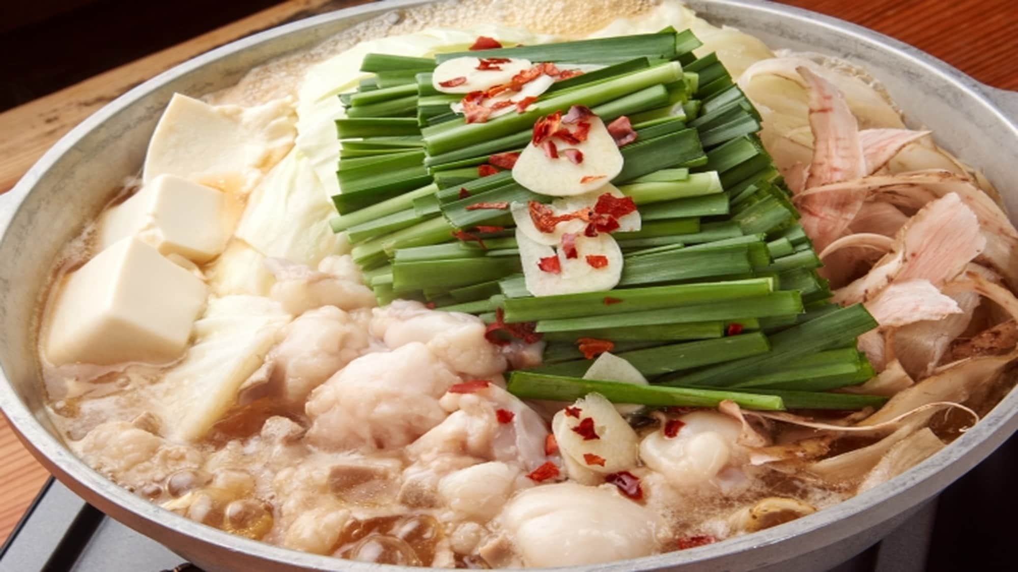 [Motsunabe] The long-established motsunabe restaurant "Miyamoto" is a 2-minute walk away, and one of the most popular restaurants in the city, "Ooyama" is a 5-minute walk away.