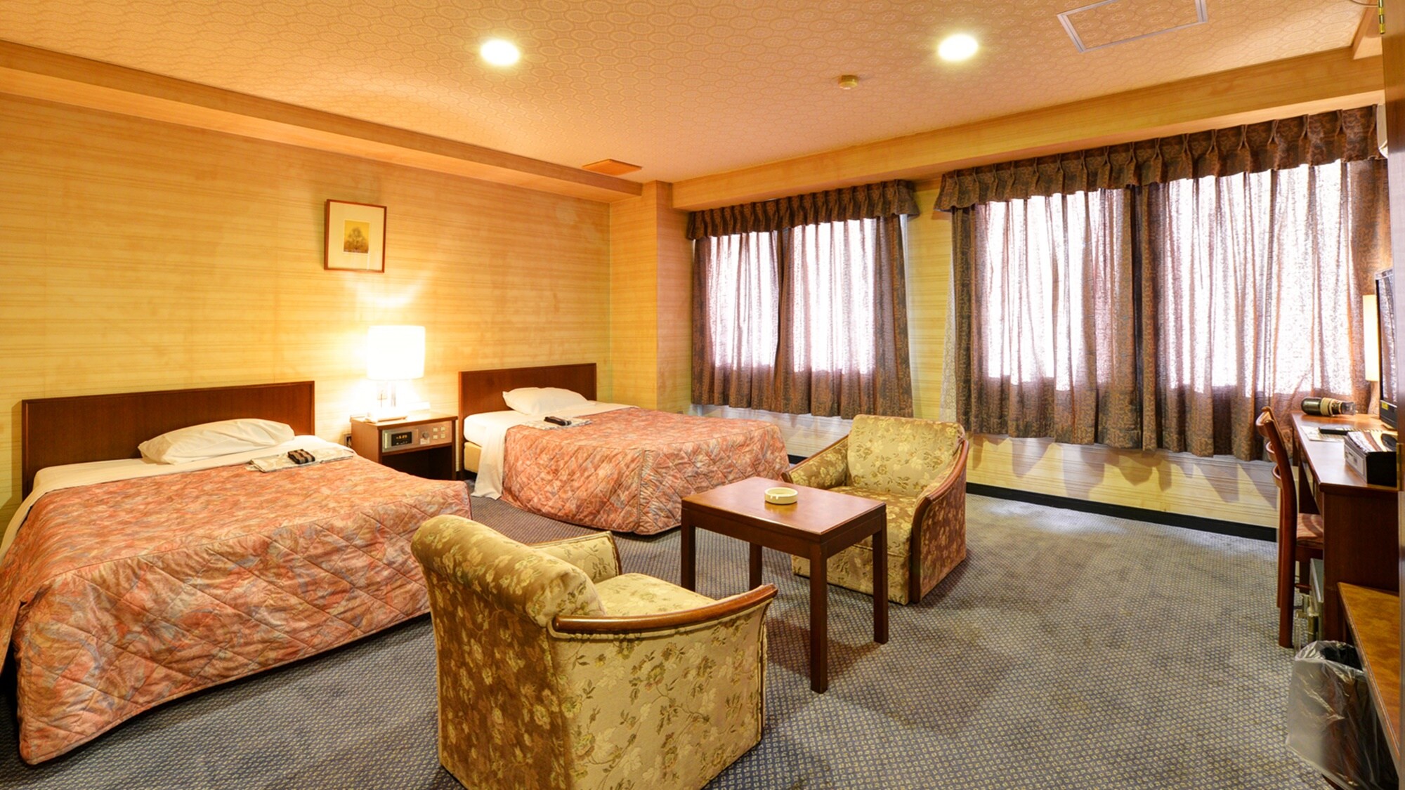 *Deluxe Twin (example of guest room)/For a slightly luxurious trip. Relax in a spacious twin room.