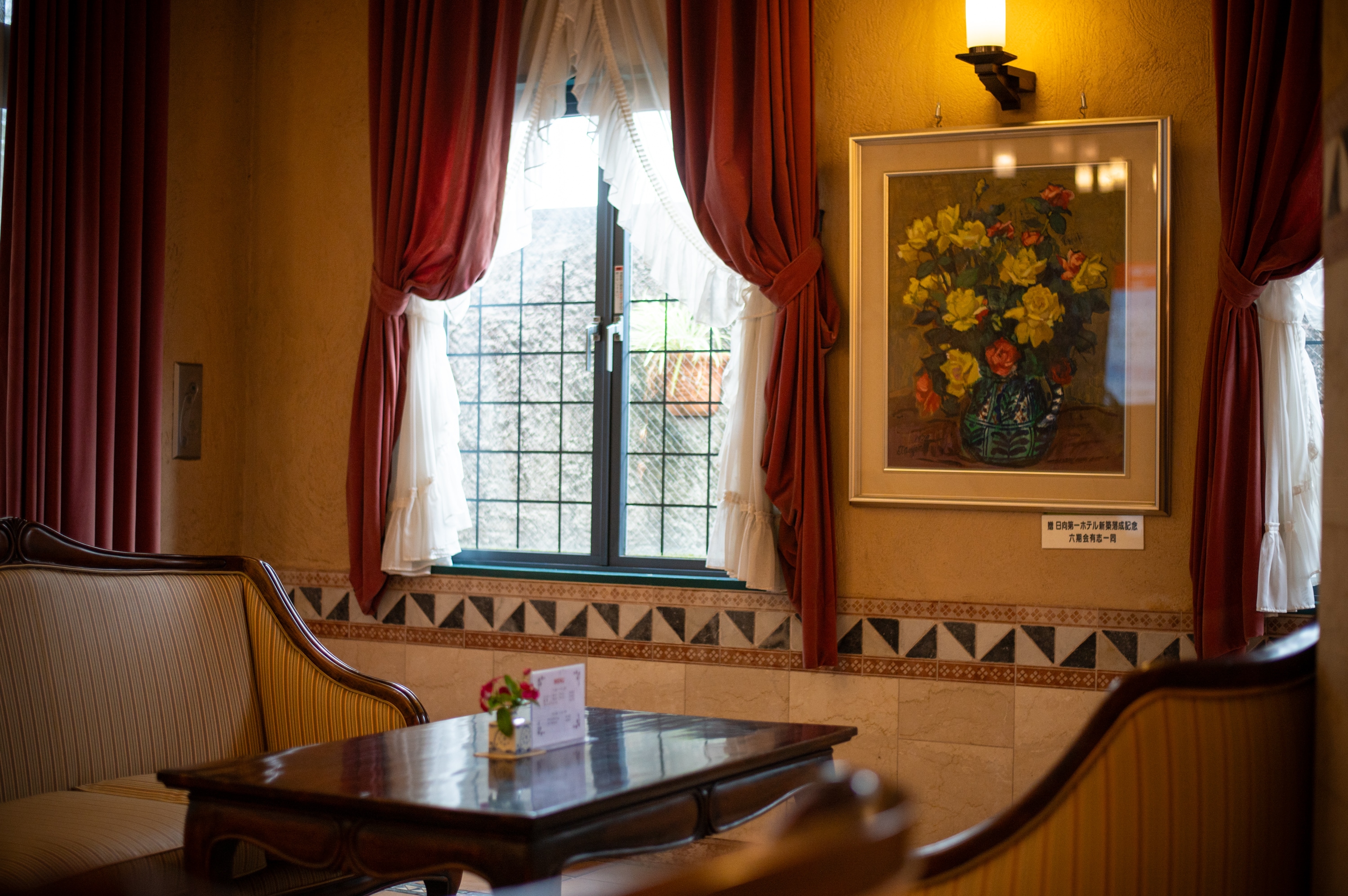 Relax in a space surrounded by Southern European interiors.