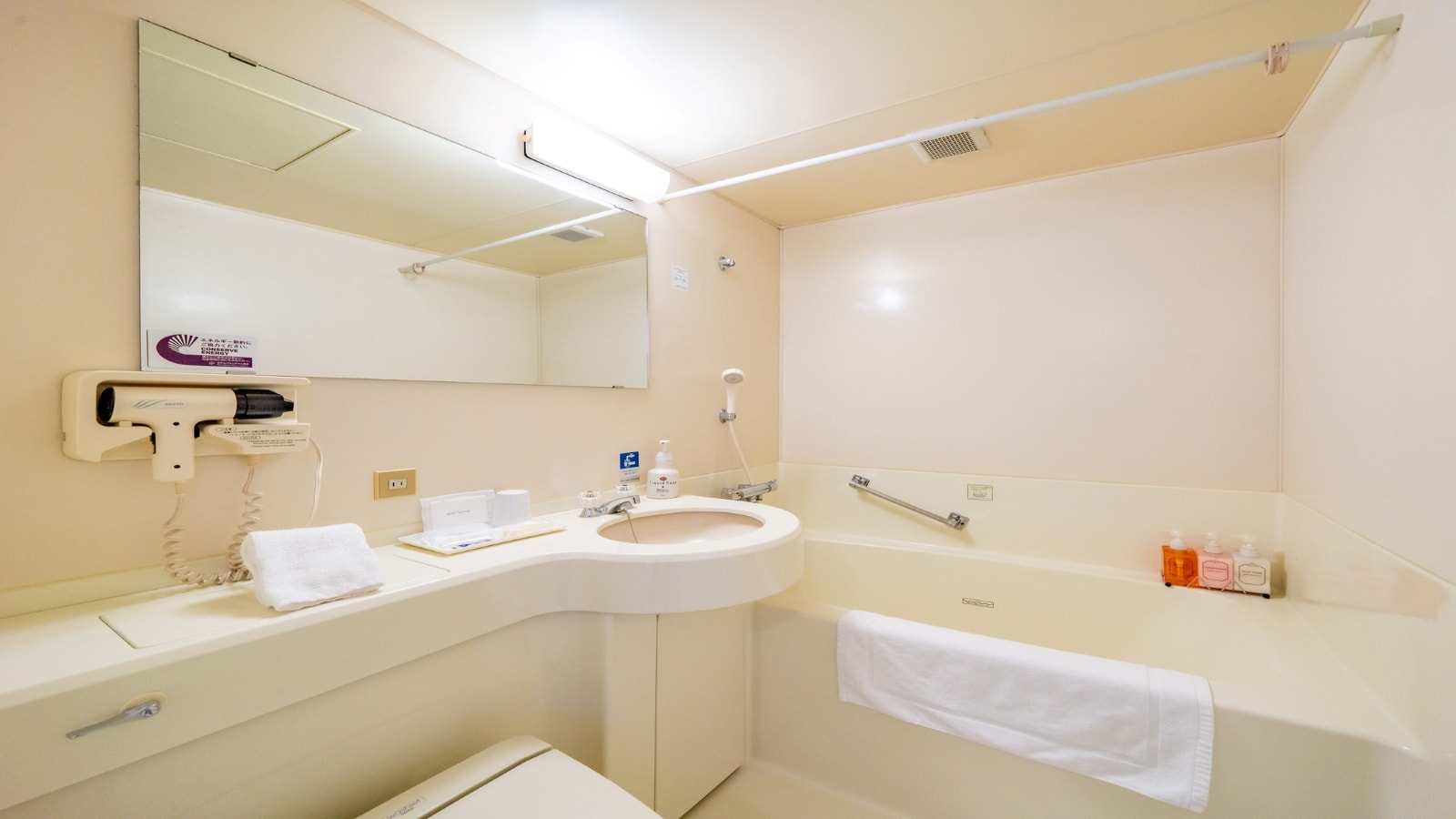 [Guest room bathtub] A wide-sized mirror is installed. Hair dryers are available in the lobby!