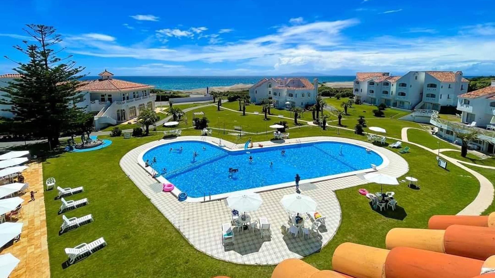 プールと海と日本の南国リゾート