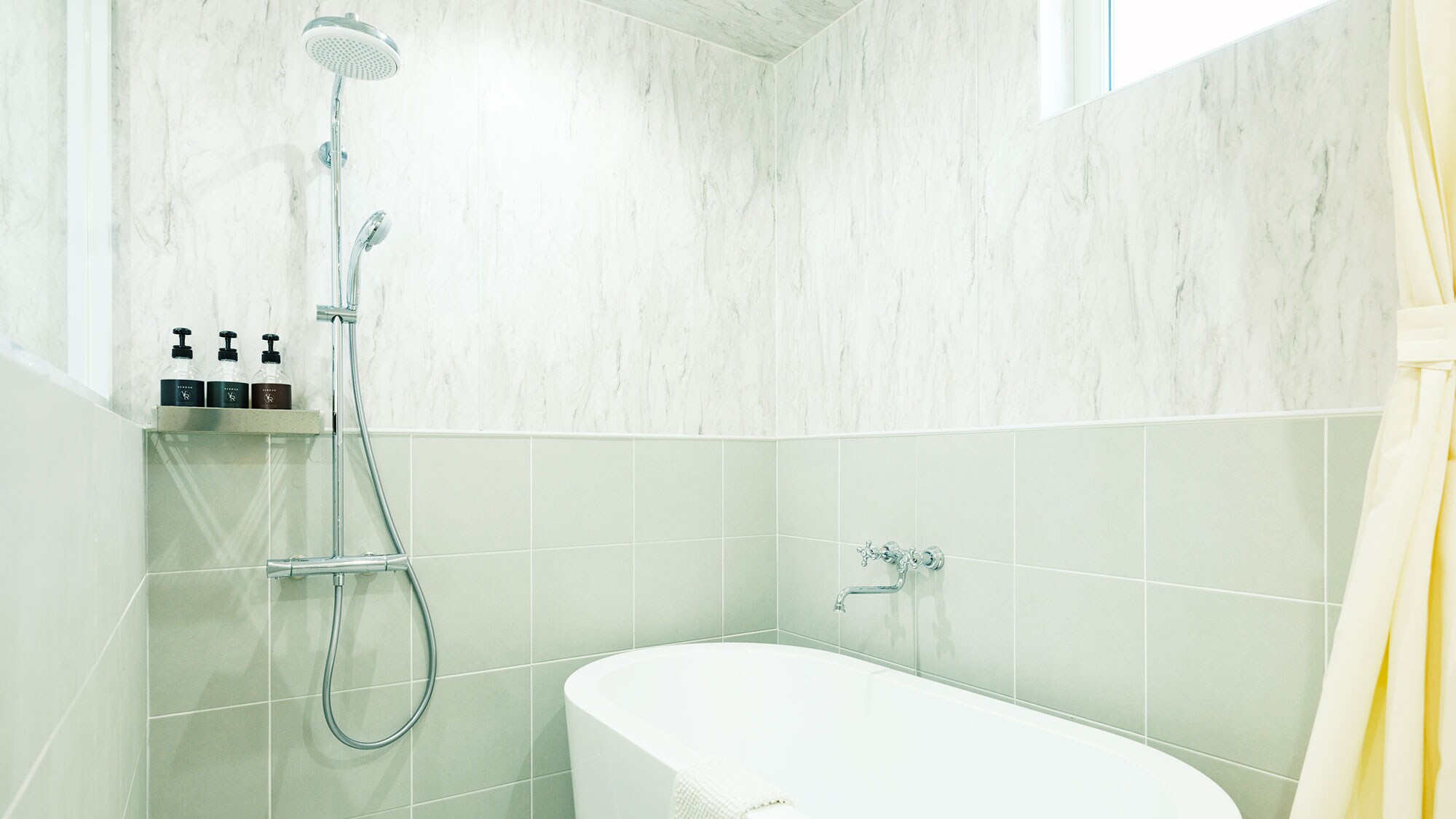 [Villa B / 72.04 m2] The bathroom is equipped with a gently curved bathtub.