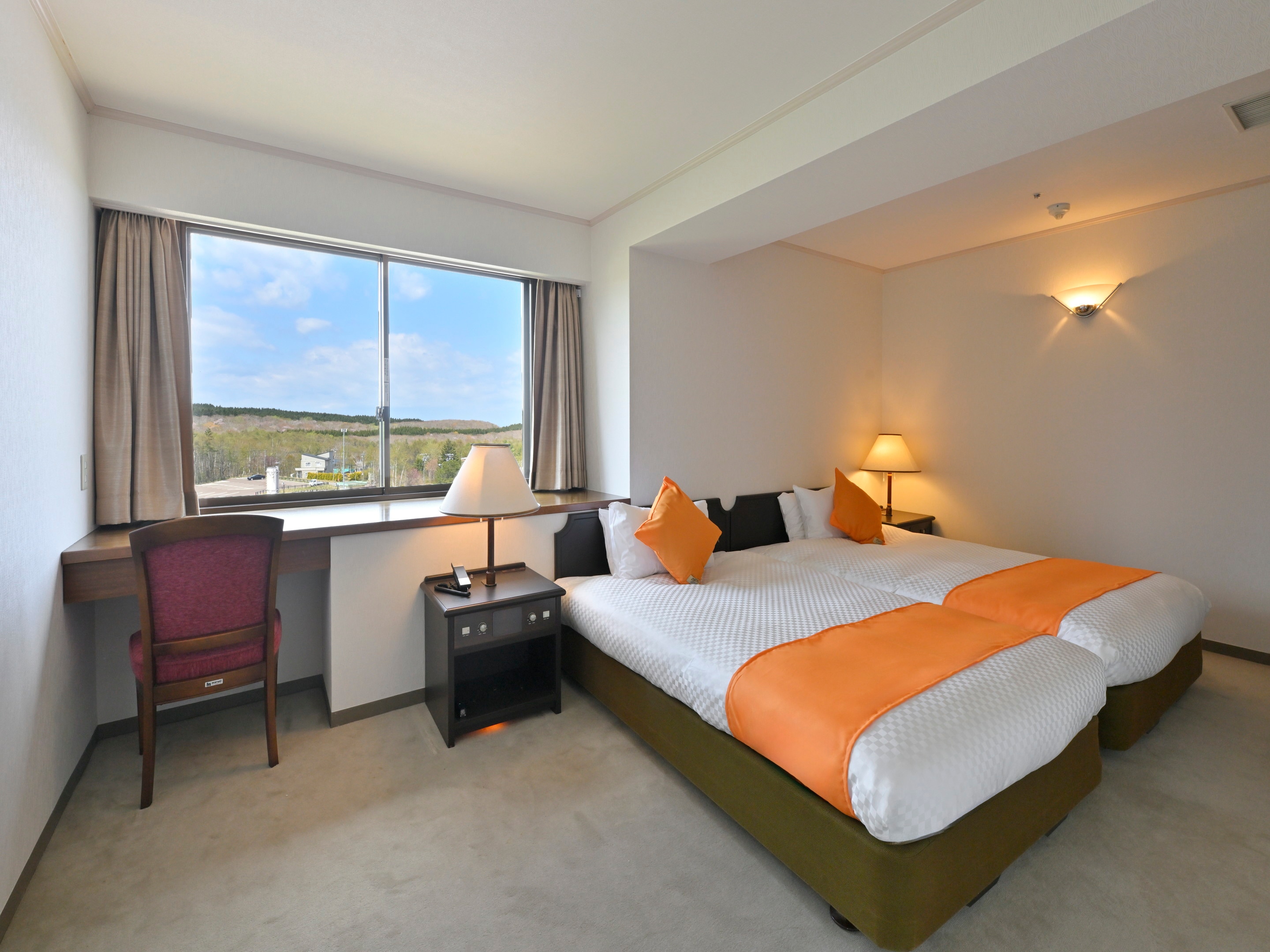 Modern Western-style Junior Suite, 70 sq m, with mountain view.