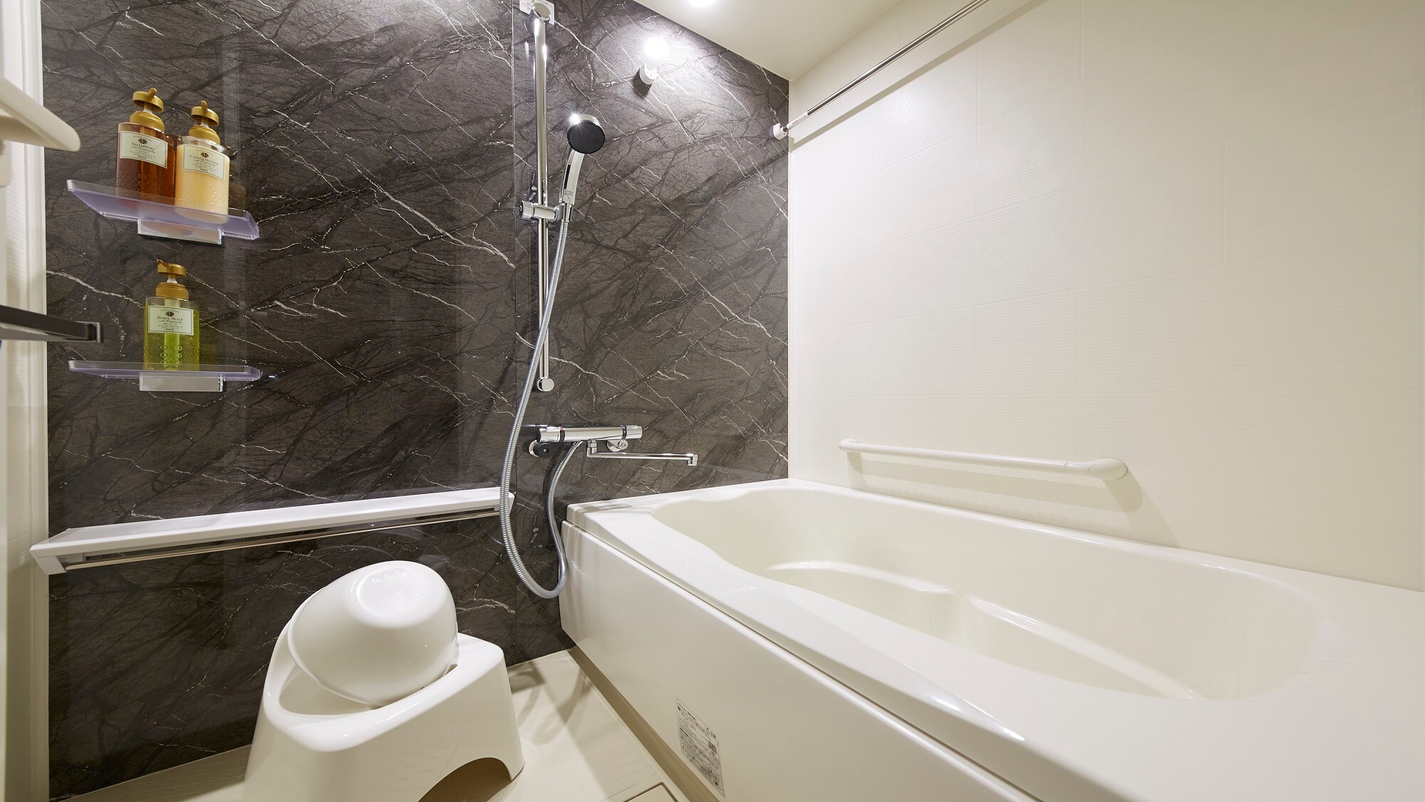 Semua kamar memiliki kamar mandi dengan bathtub.