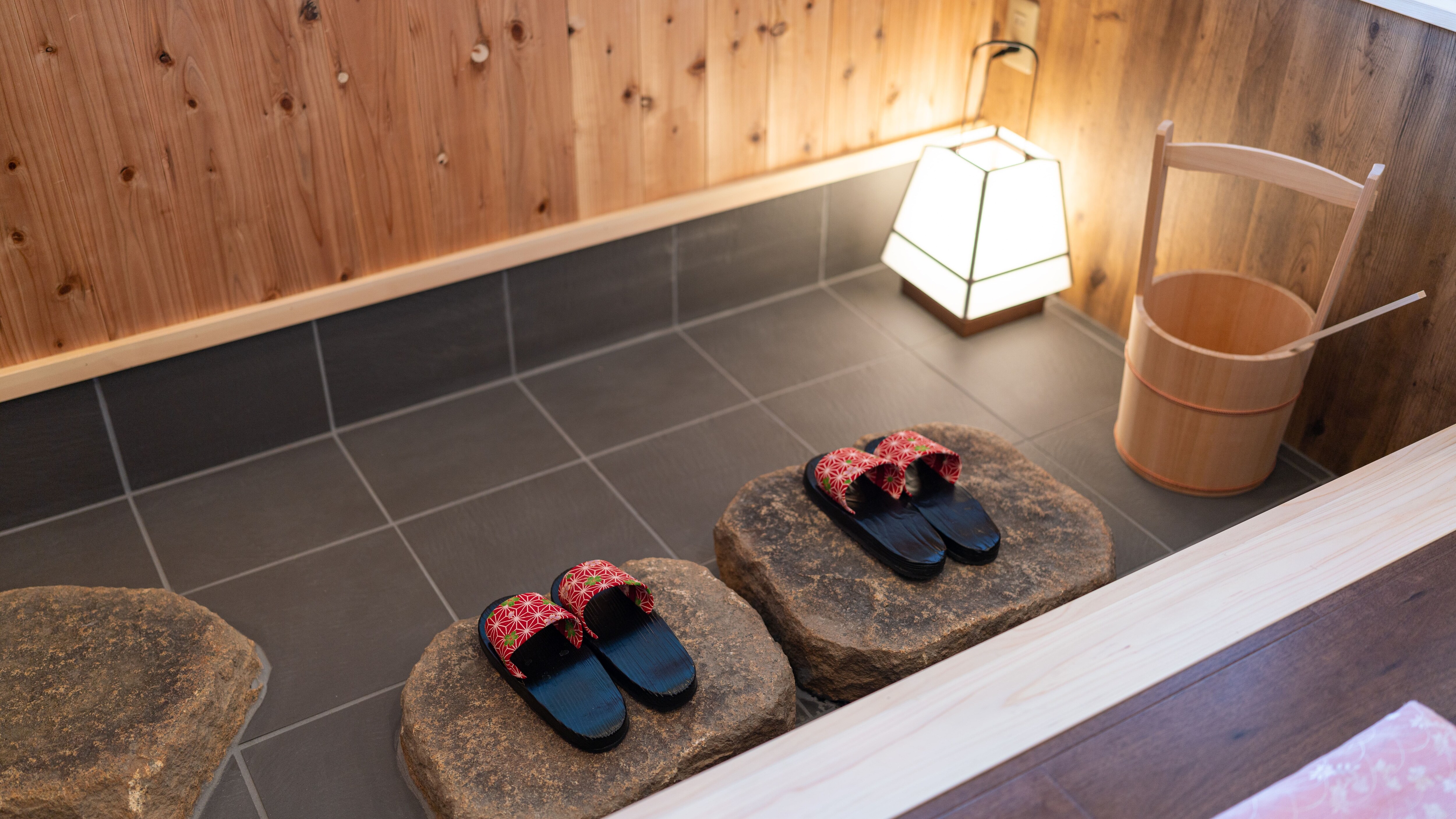 Guest room with new semi-open-air bath [Akadake] At the foot of the small corridor