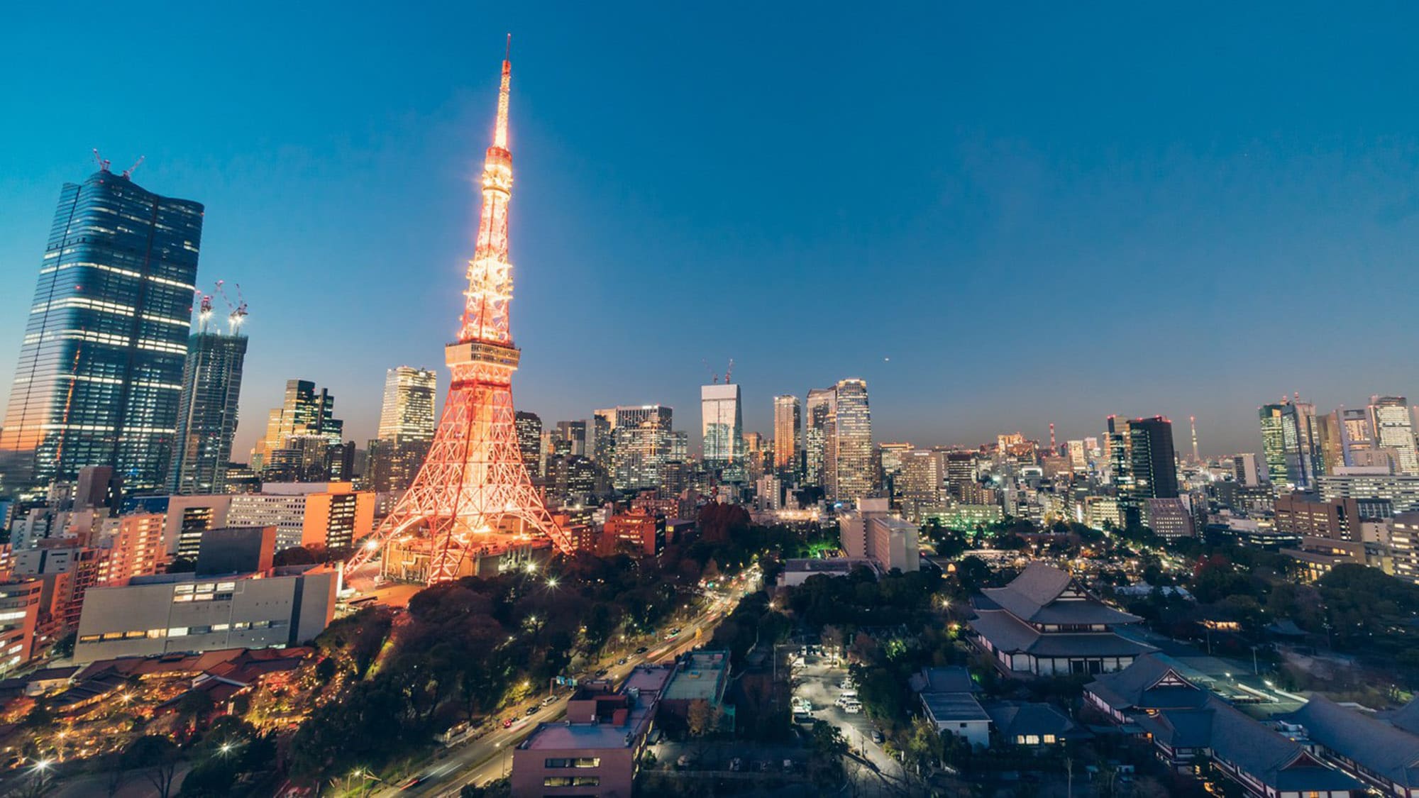Night view of Tokyo Tower up close (image)