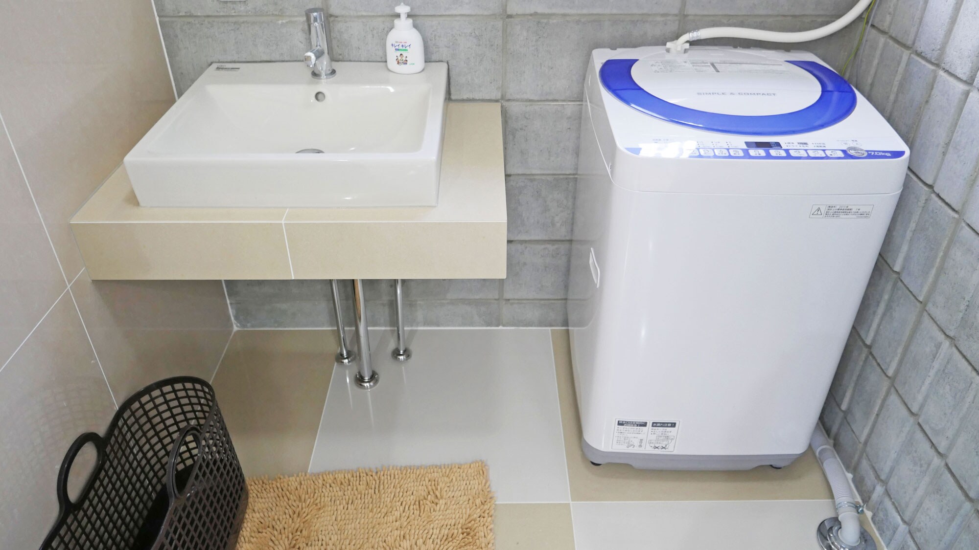 [Washroom / washing machine] Detergent is included, making it convenient for long-term stays. There is also a drying area.