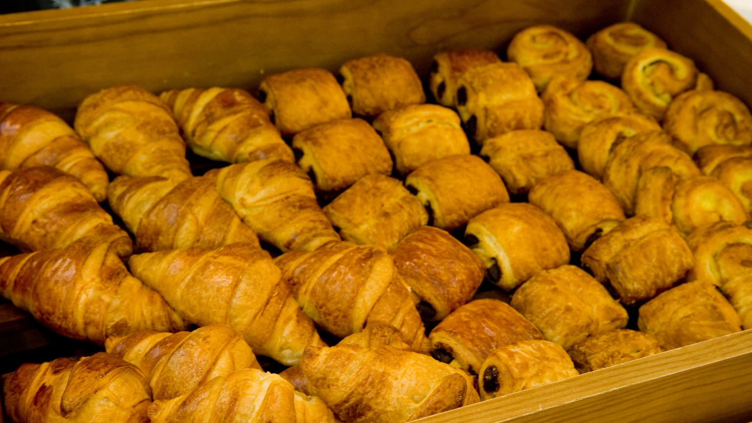 自助早餐提供新鮮出爐的麵包。