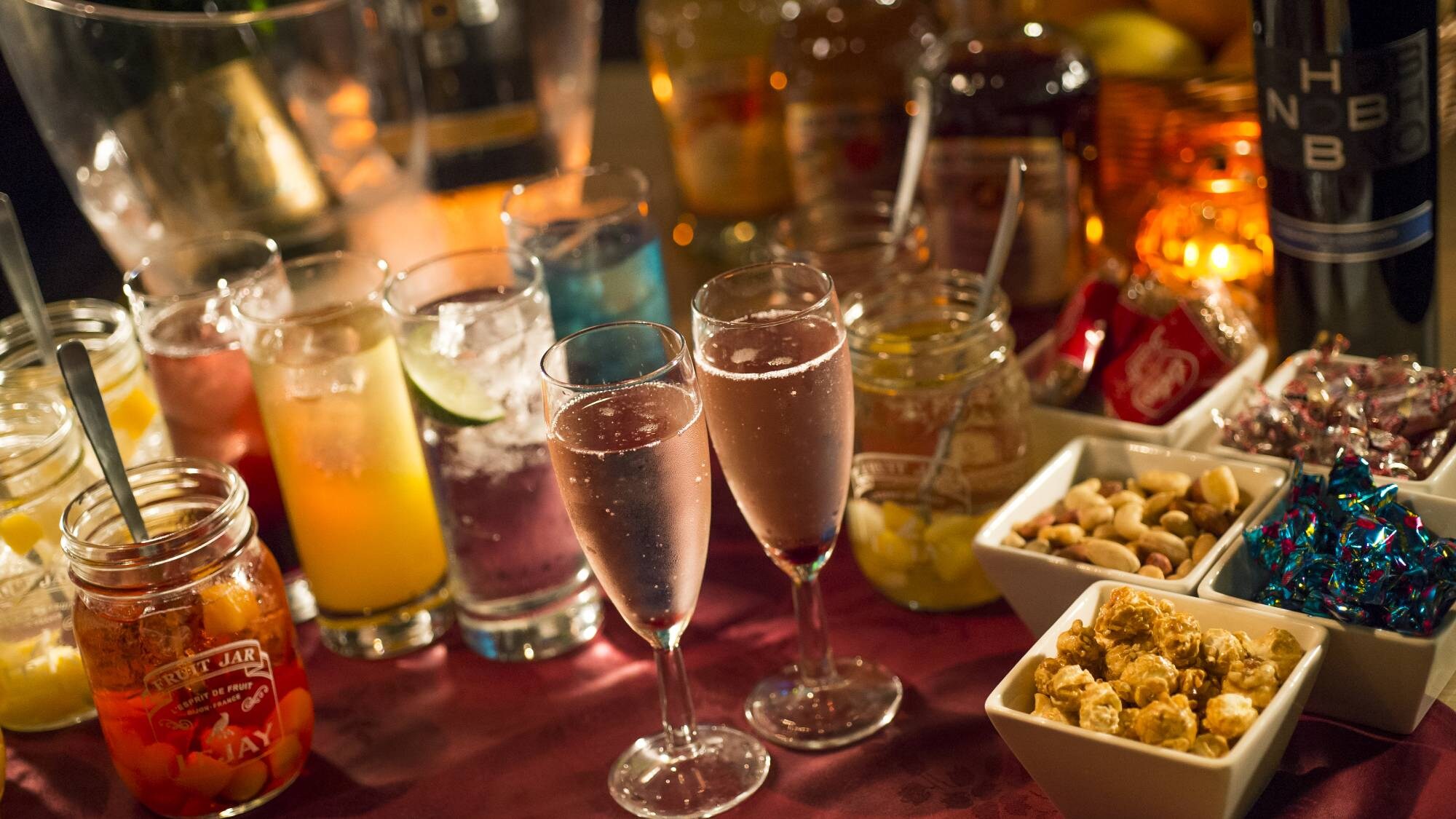 【酒吧時間】無限暢飲，成人飲料吧！歡迎隨意攜帶自己的食物或叫外送！附贈小點心。