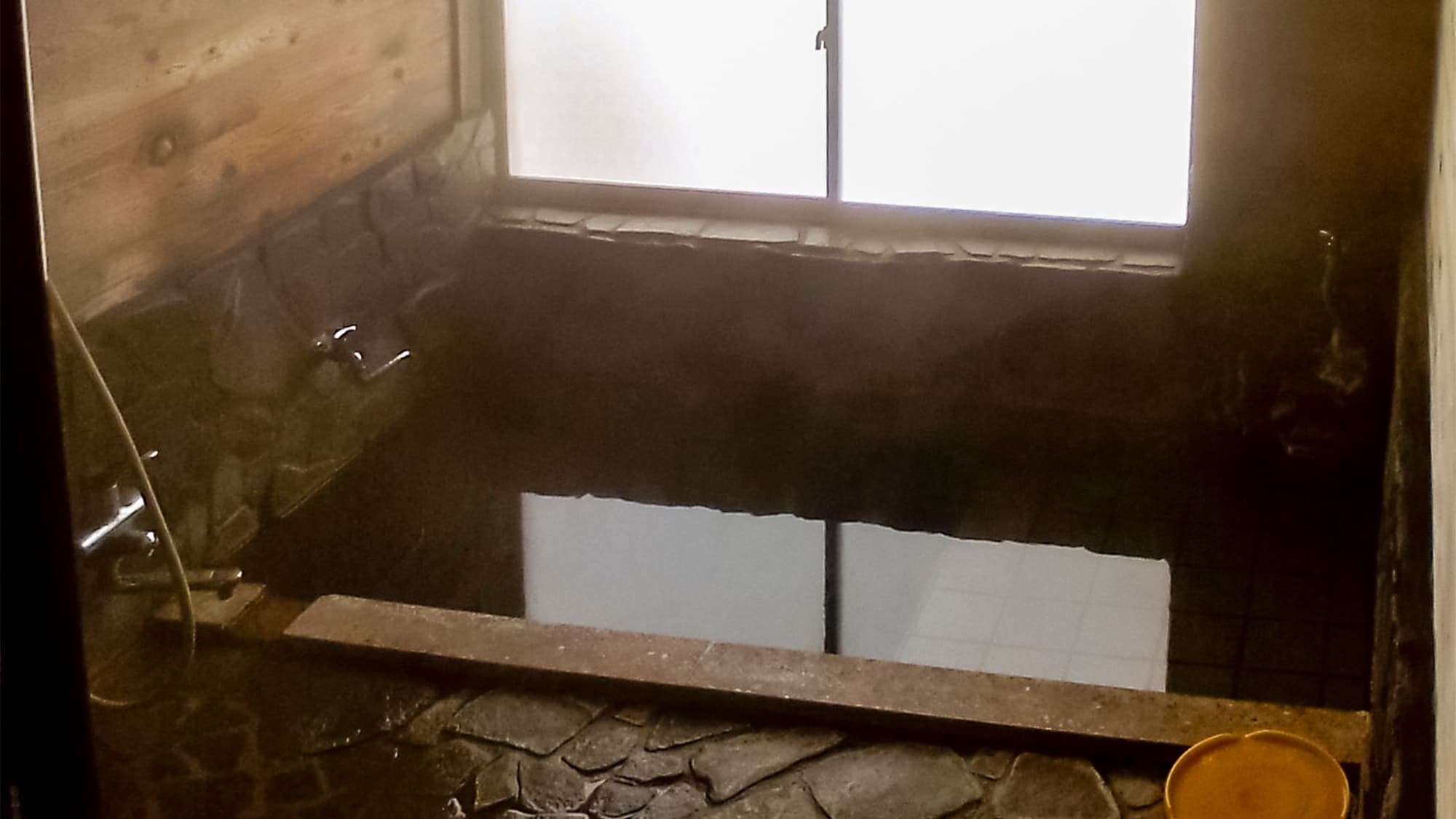 ・ 竹之庄：可以享受从源头直接流出的温泉的石瓦式室内浴池。