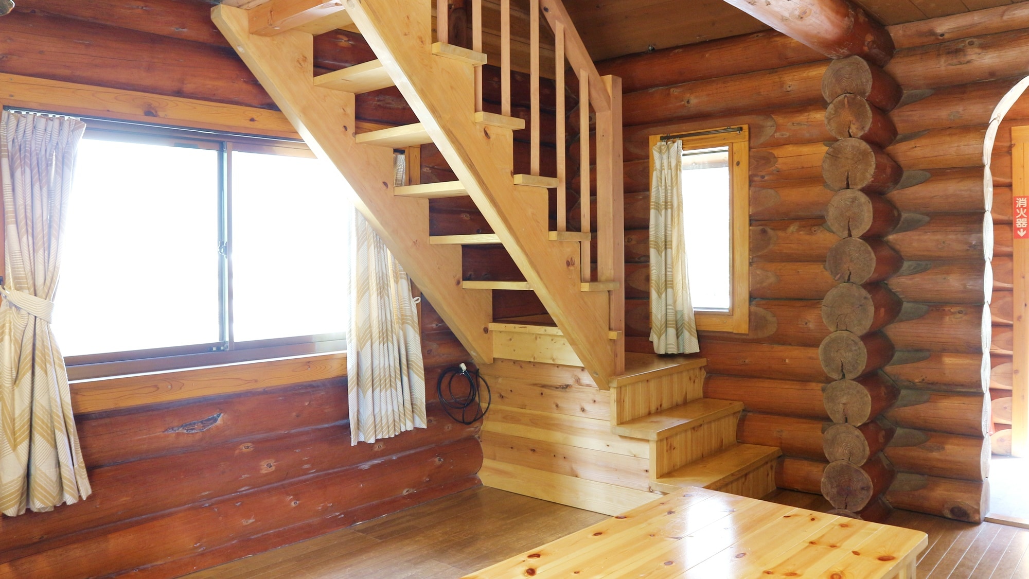 * [Example of cottage] A two-story log house-style cottage with a gentle warmth of wood