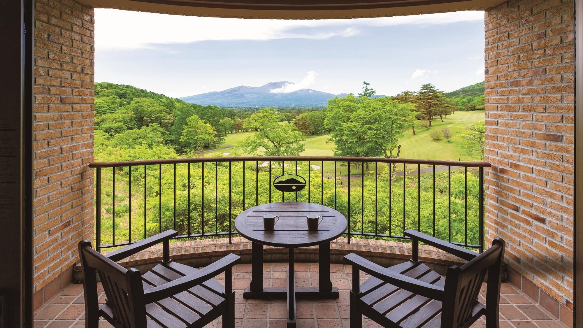 All rooms have balconies, so you can relax and enjoy the changing nature of the four seasons.