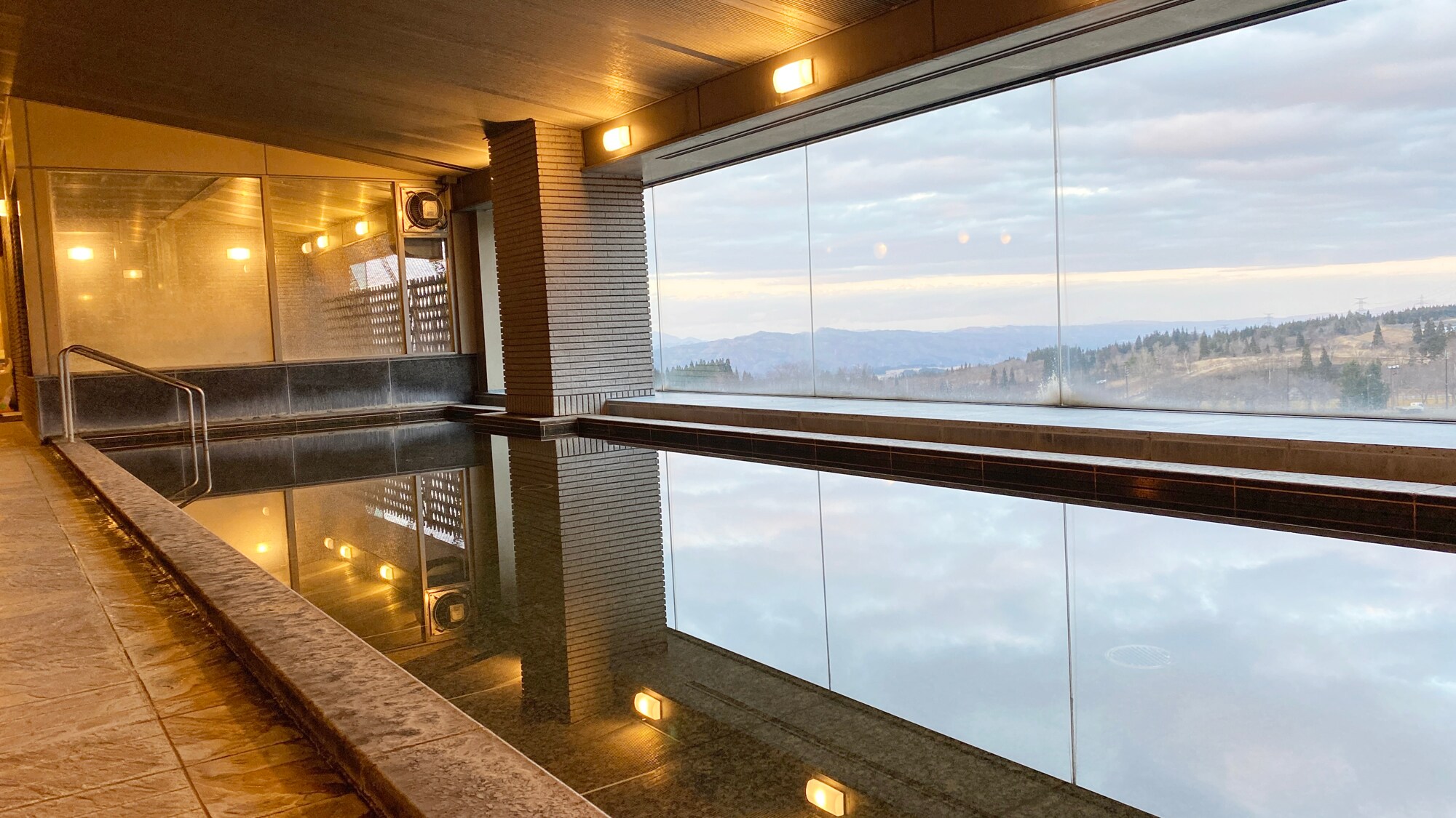 [East Building Open-air Hot Spring (7F)] The large public bath on the slope side.