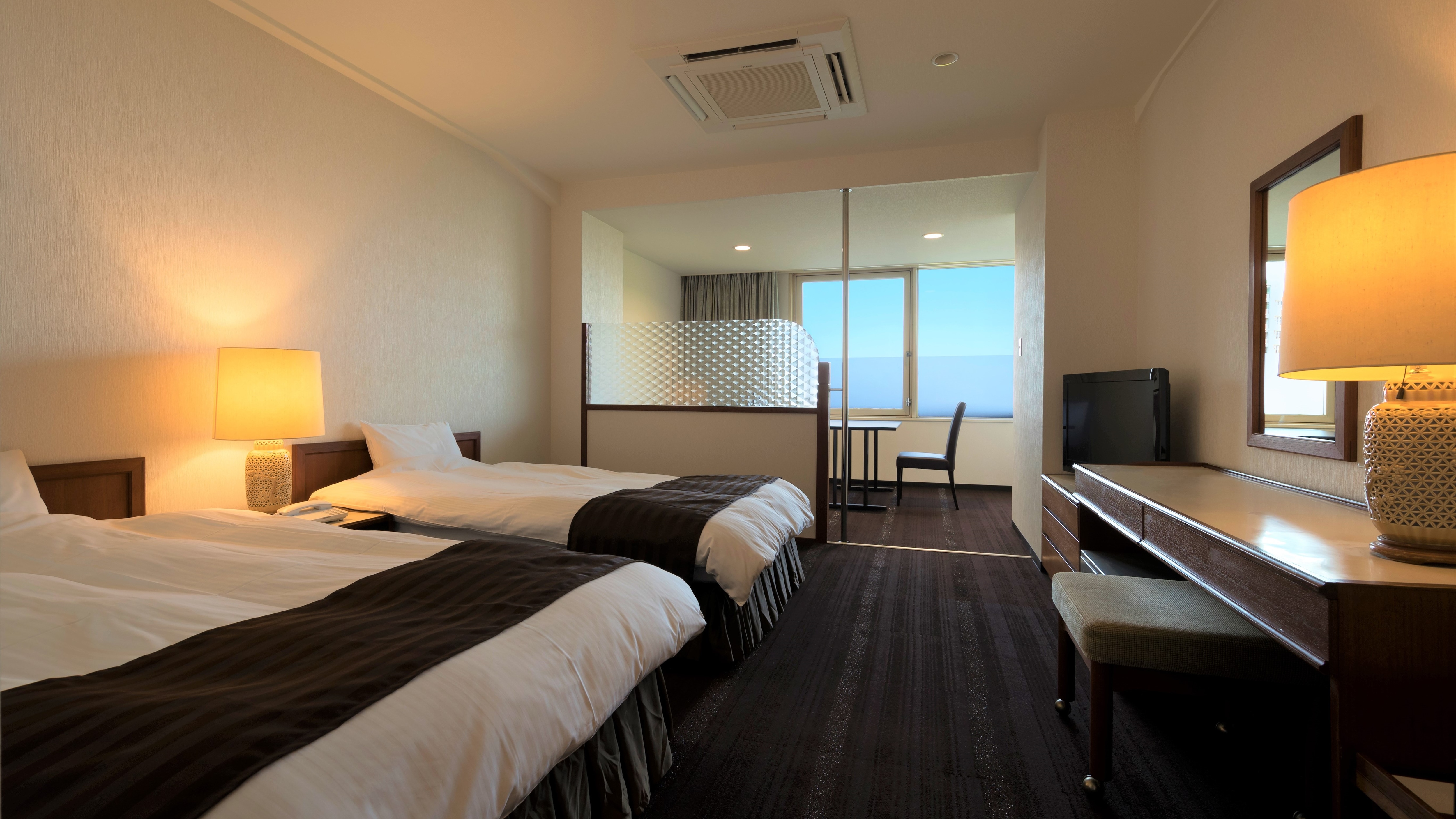 [Standard Western-style room] Please relax in the spacious bed.