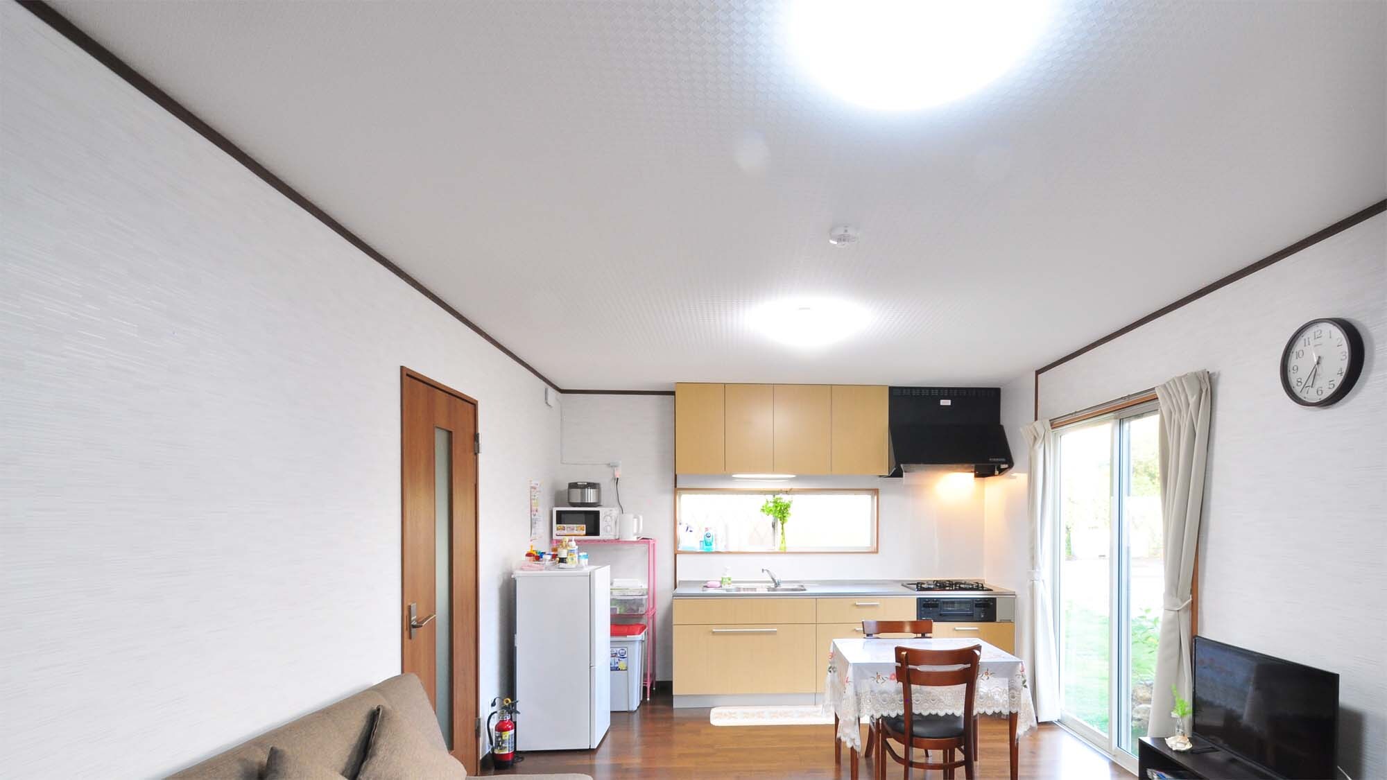 [Living room] It is spacious as it is integrated with the dining room.