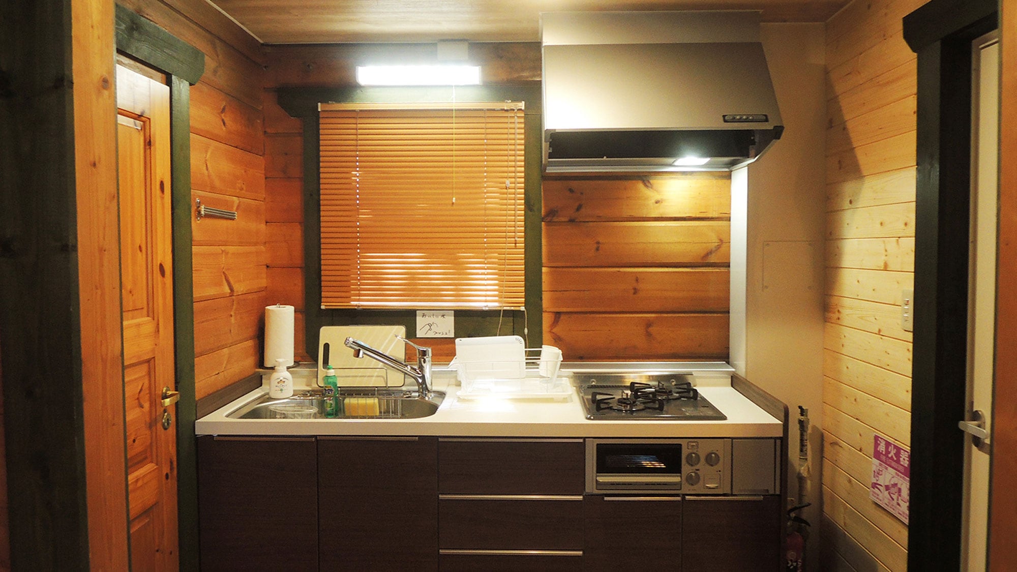 [Cottage] The convenient kitchen is fully equipped with cooking utensils.