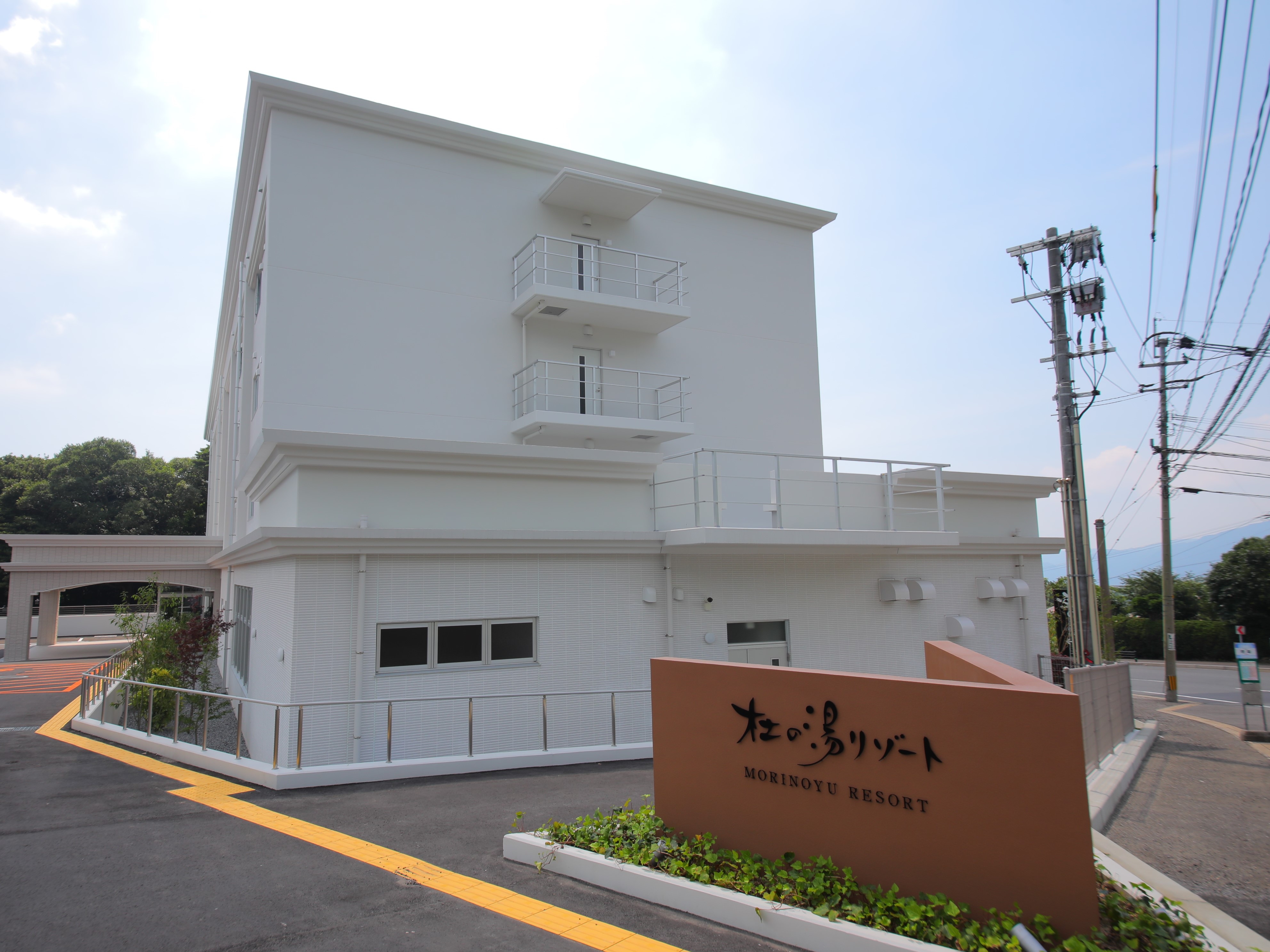 [Exterior] The white building on the hill in Beppu is the landmark.