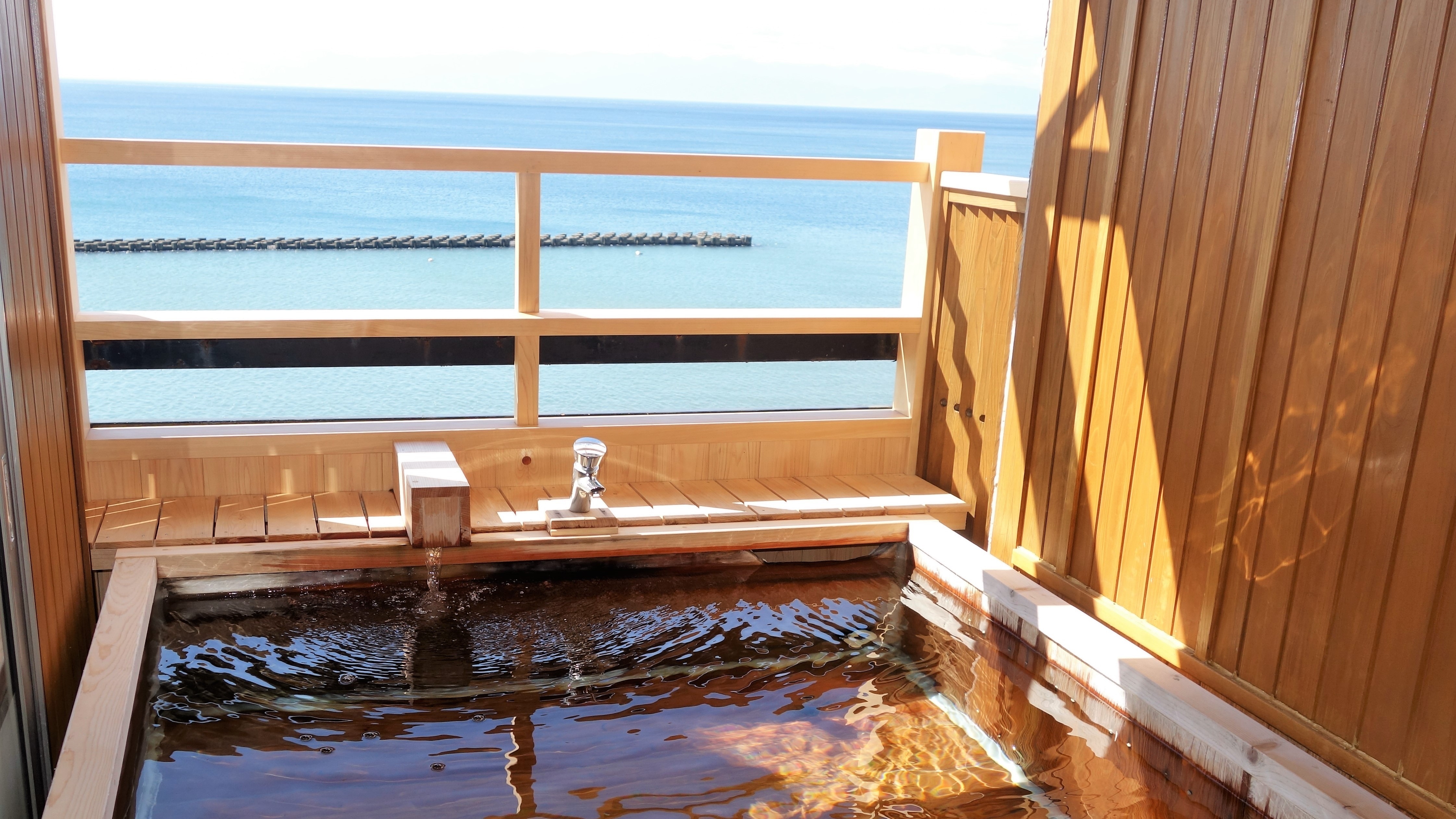 海景客房內的露天浴池範例