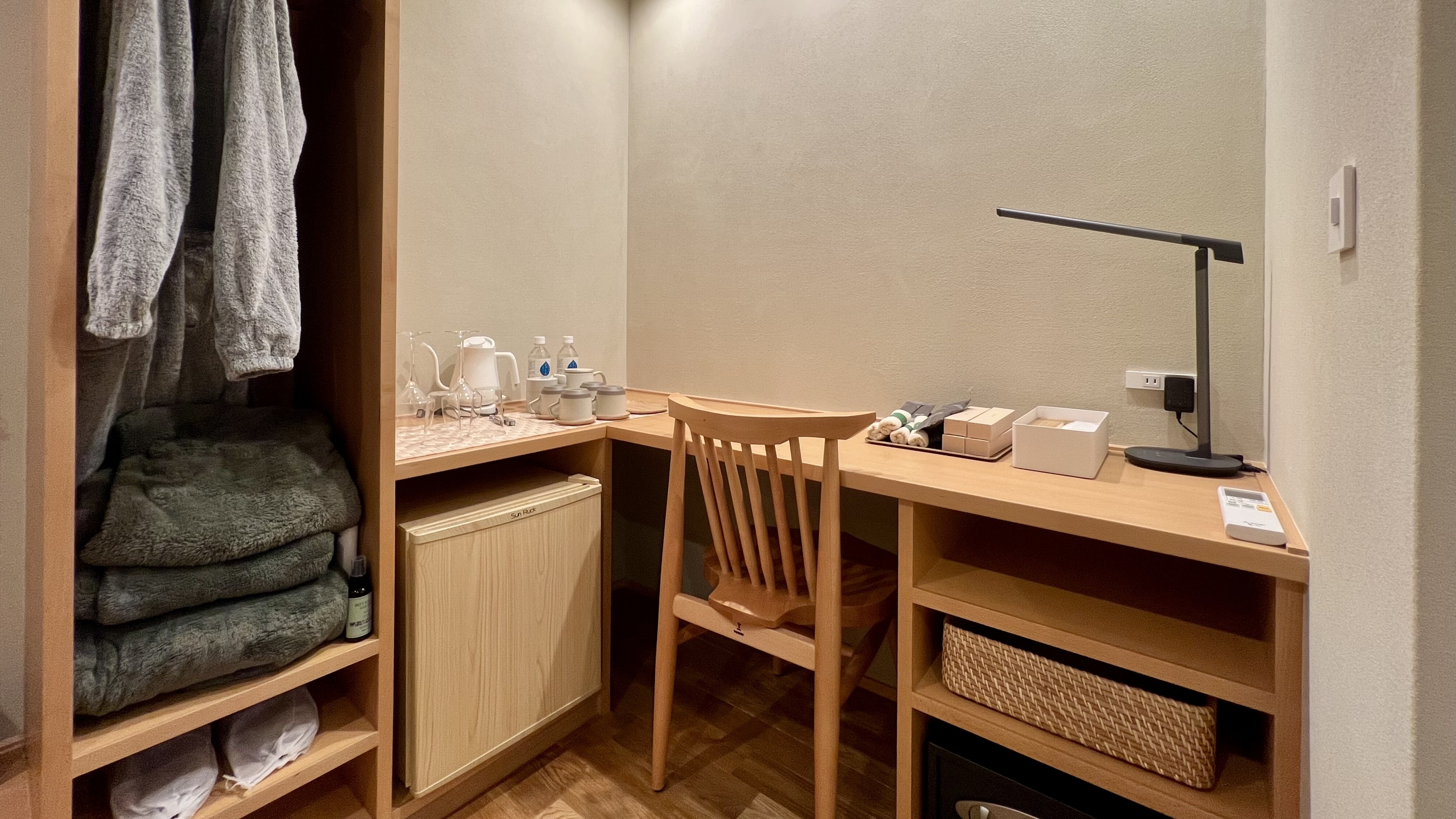 [Separate room, no hot spring] Desk space