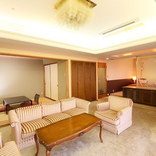 [Suite] Ruang tamu + kamar bergaya Jepang 6 tatami + kamar tidur dengan total luas 80 meter persegi.