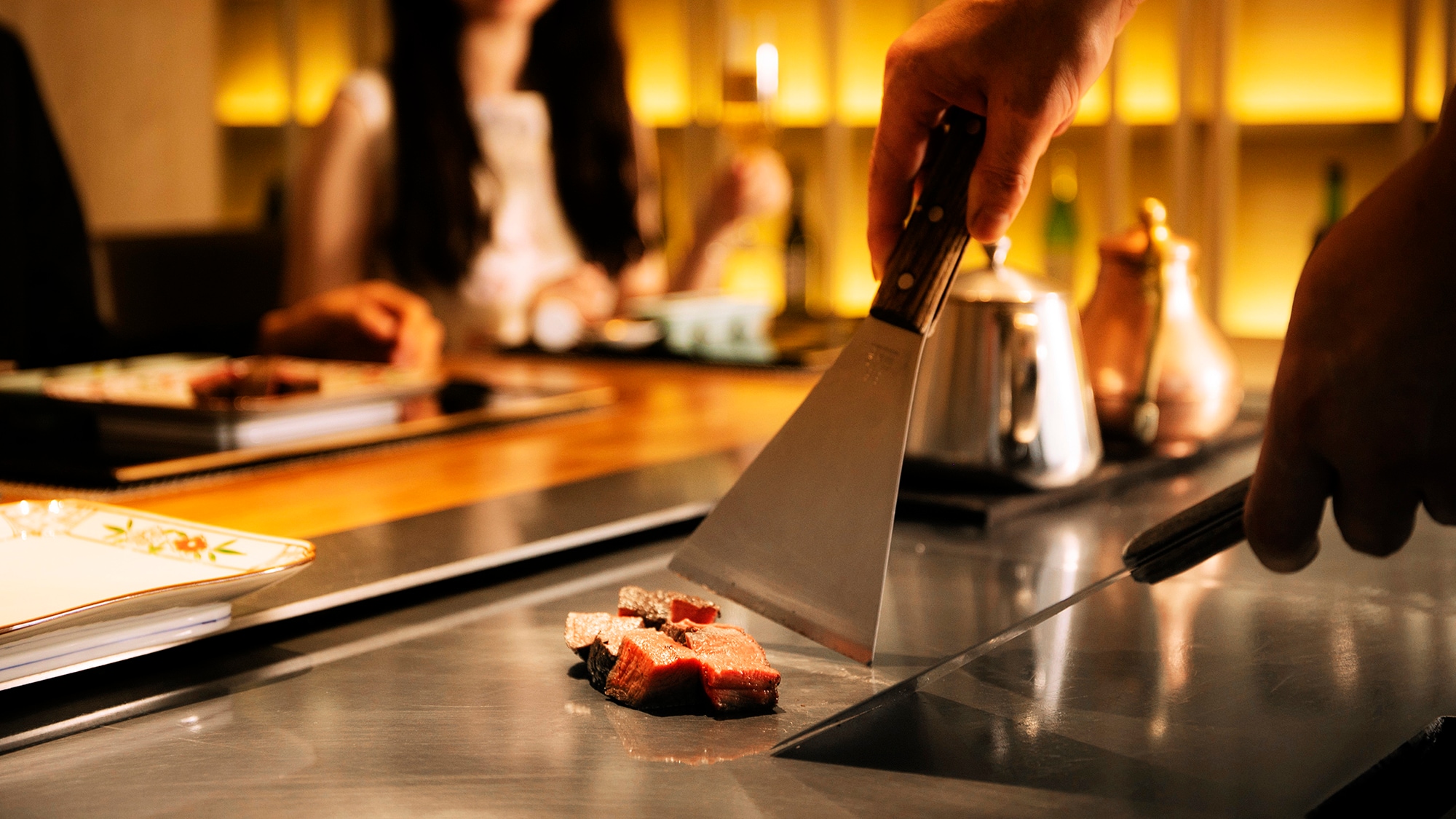 The sound of cooking, the scent that stimulates hunger, and the splendid handling of the chef. Experience the live atmosphere of Teppanyaki right in front of your eyes.