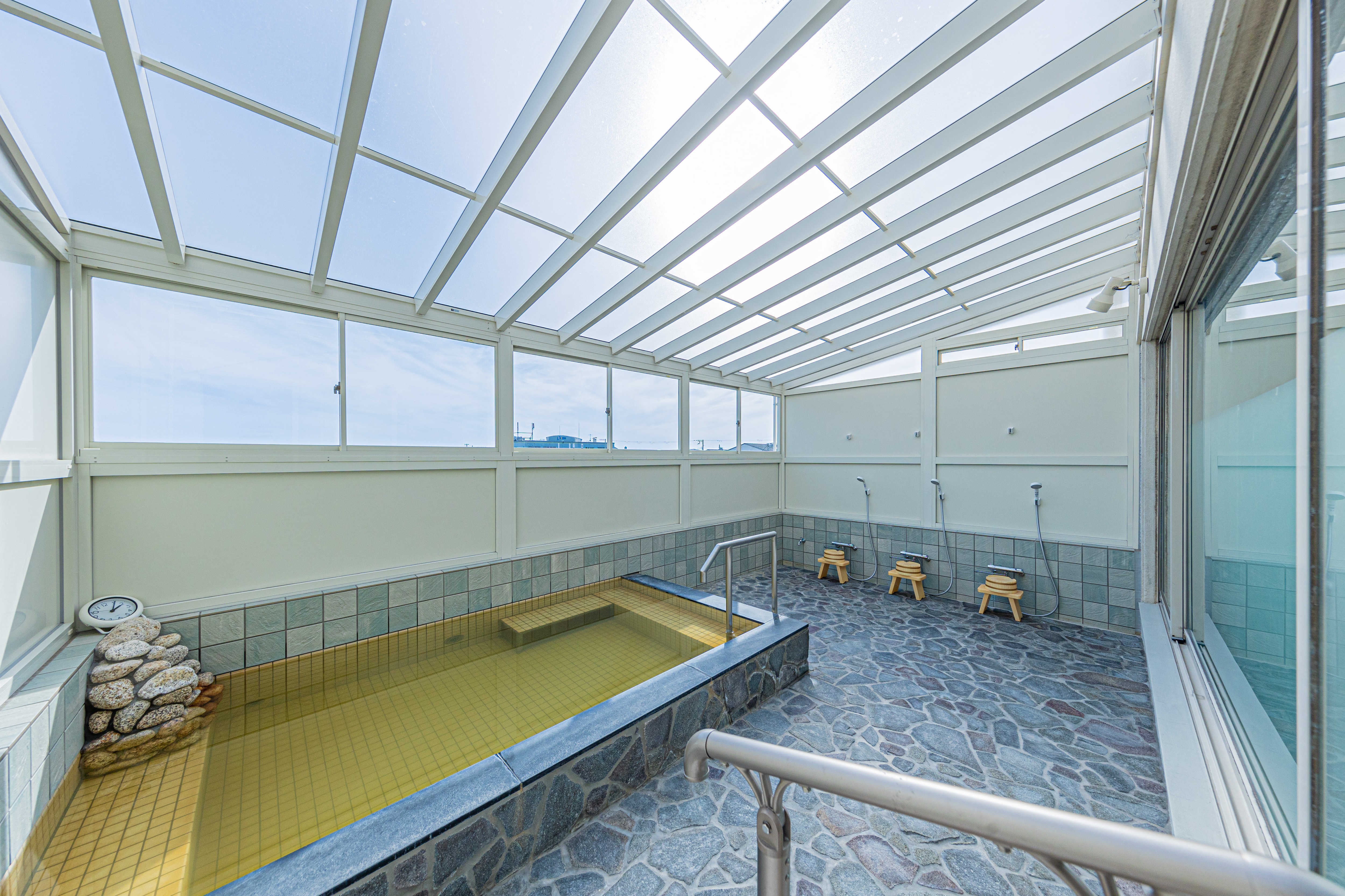 Natural hot spring bathhouse, men's bath (Kamishima): 16:00-21:45, 6:30-9:00