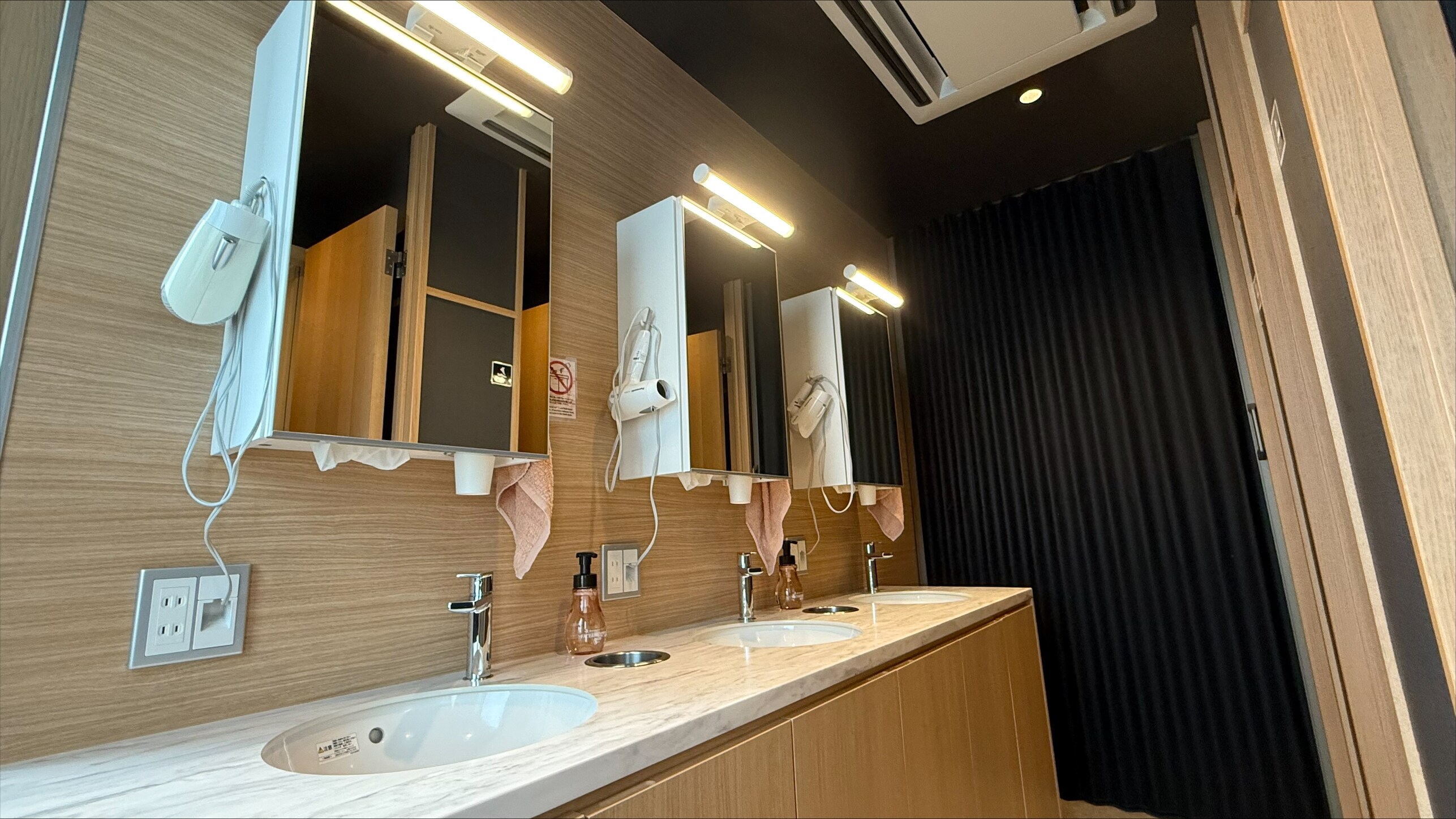 Washbasin in the shared shower room