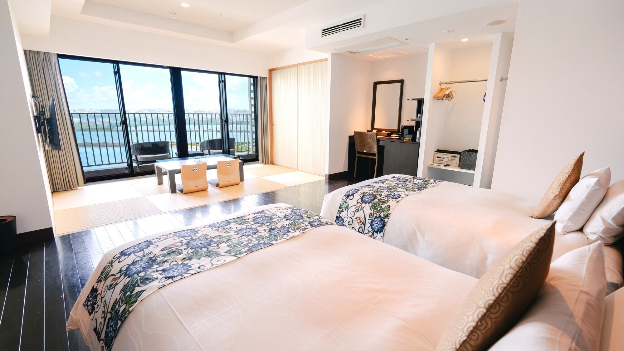 Kamar bergaya Jepang dengan tikar tatami Ryukyu dan tempat tidur yang nyaman.