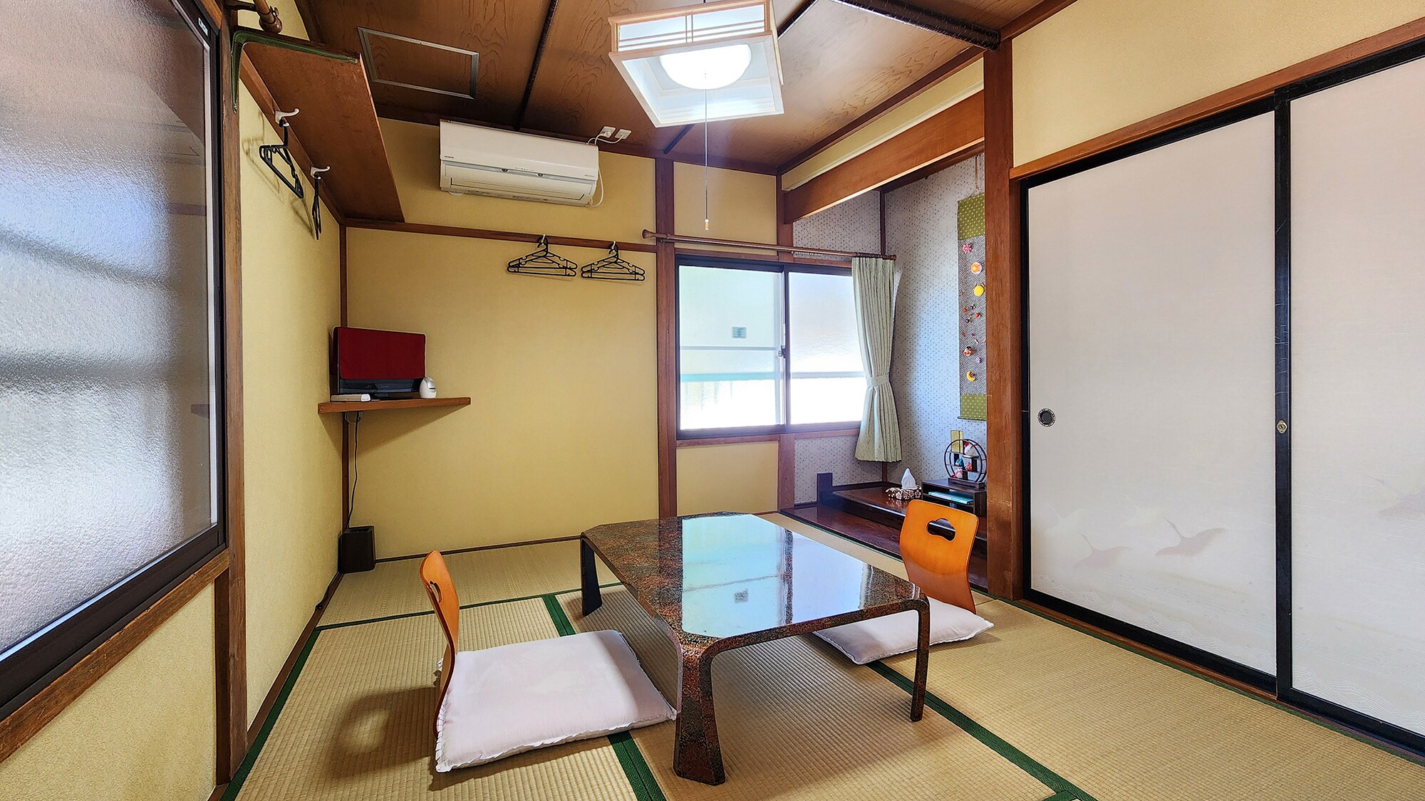 #日式房間，6張榻榻米。裝潢完畢的客房。溫和的陽光透過大窗戶照射進來，照亮了房間。