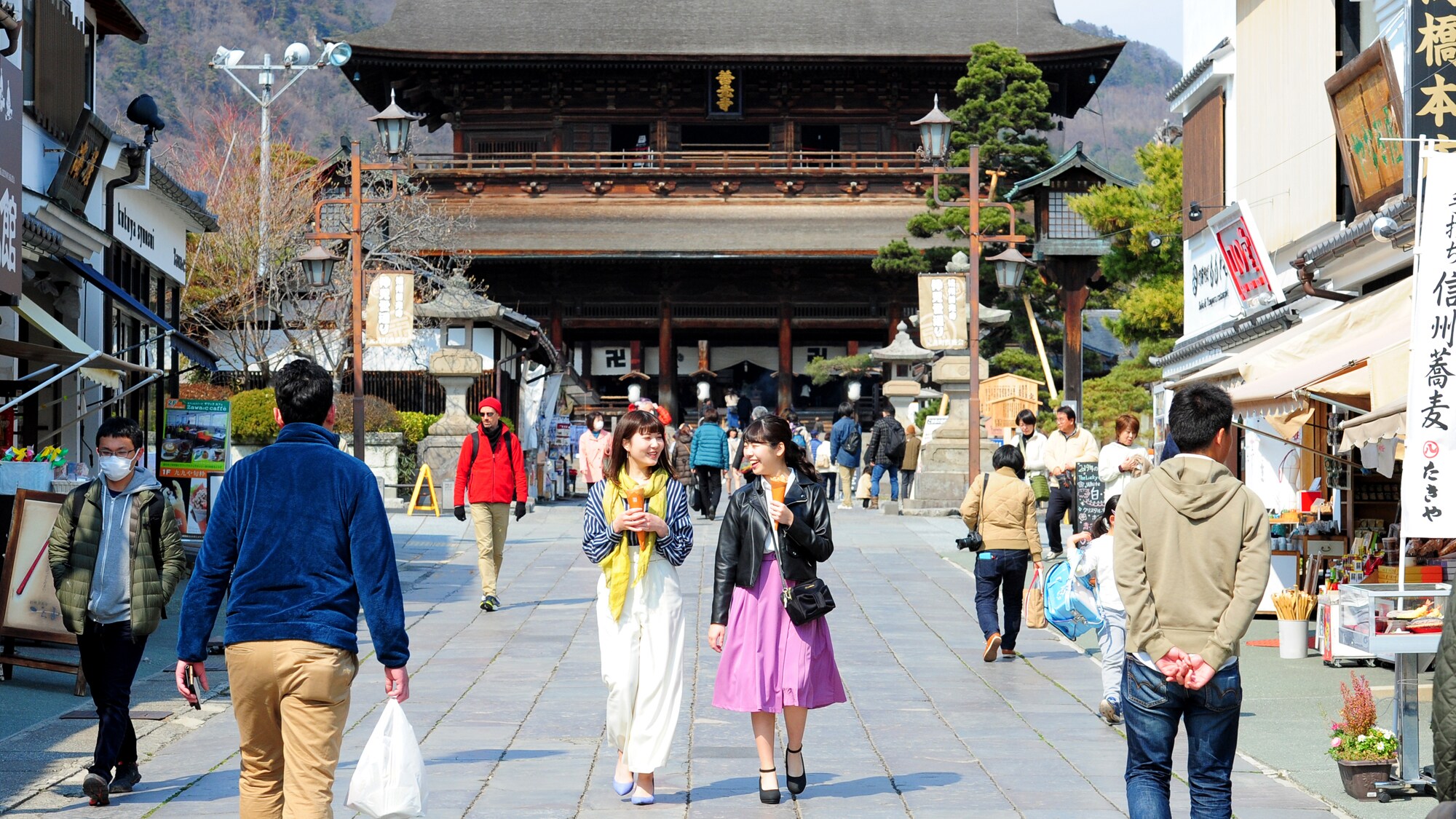如果你來長野，你會在這裡♪國寶善光寺！還可以付費爬後面的山門！