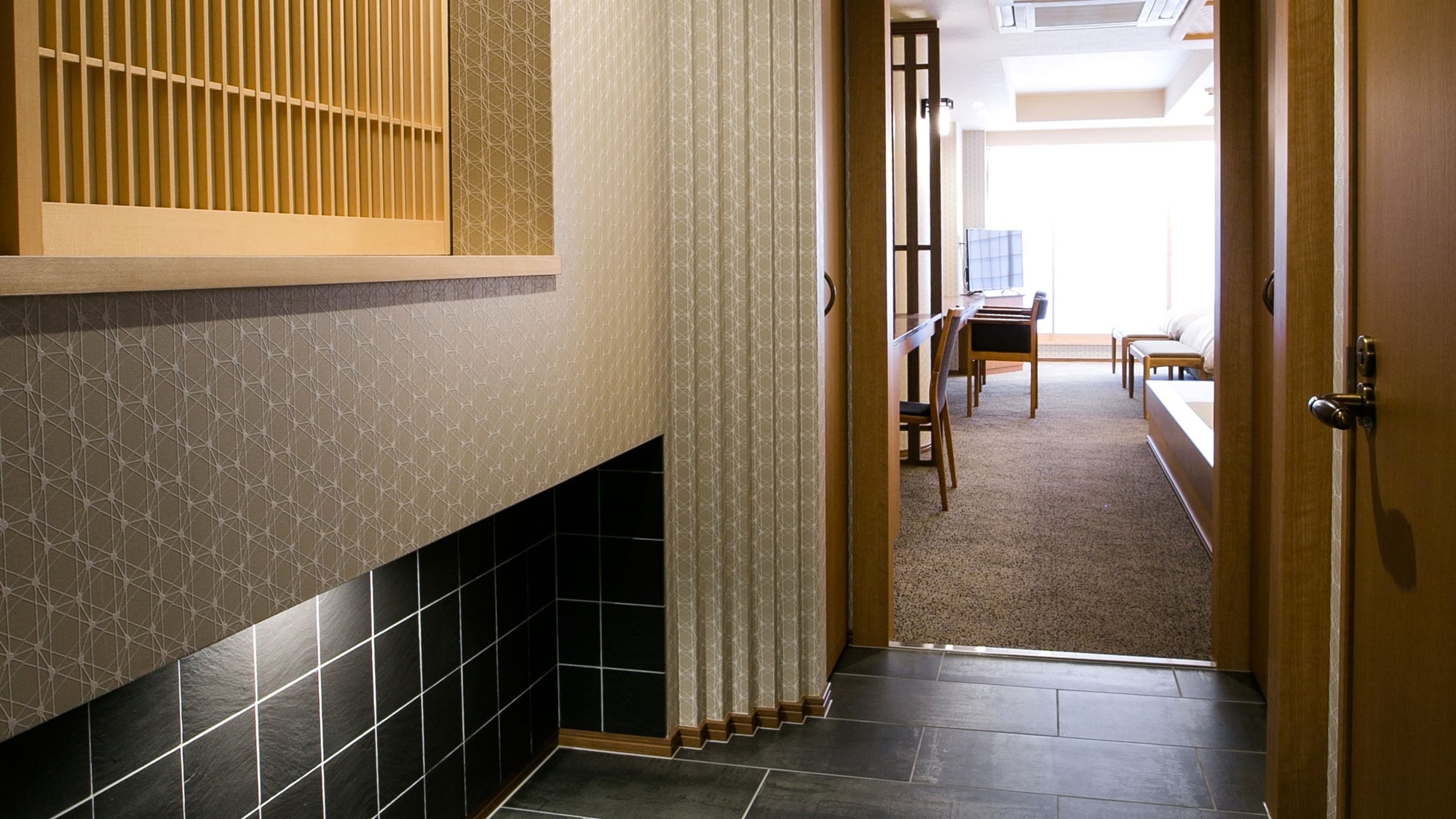* [Sweet] Please relax in your room while looking at the lacquer furnishings.