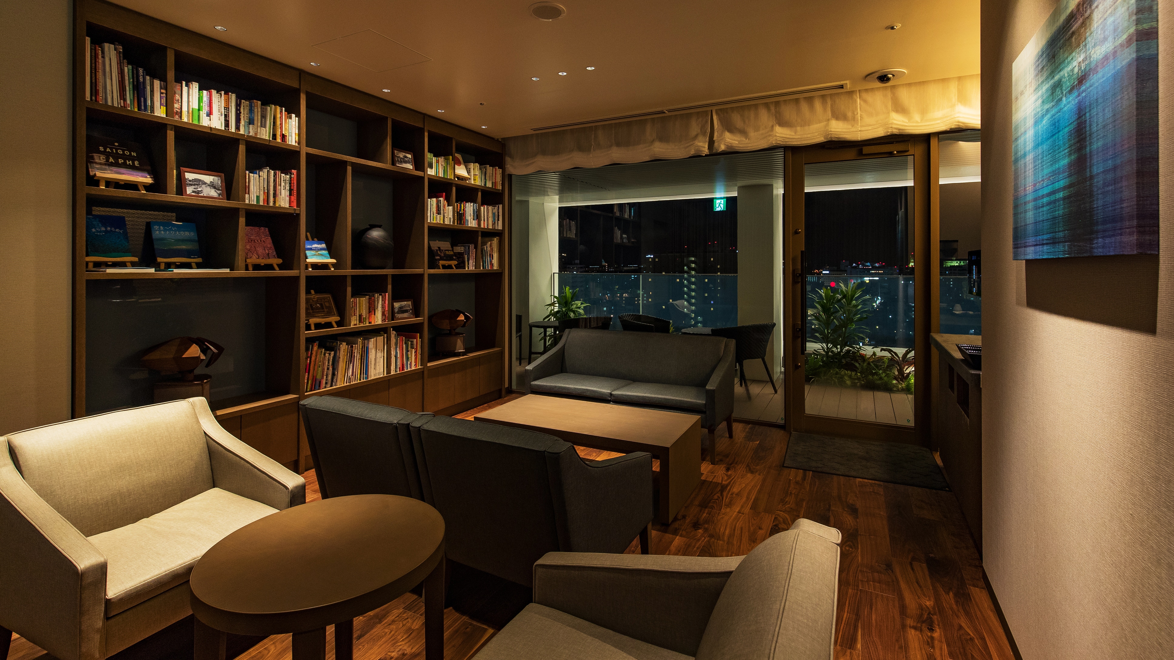 Library Lounge ｜ We have a lounge exclusively for hotel guests on the 13th floor.