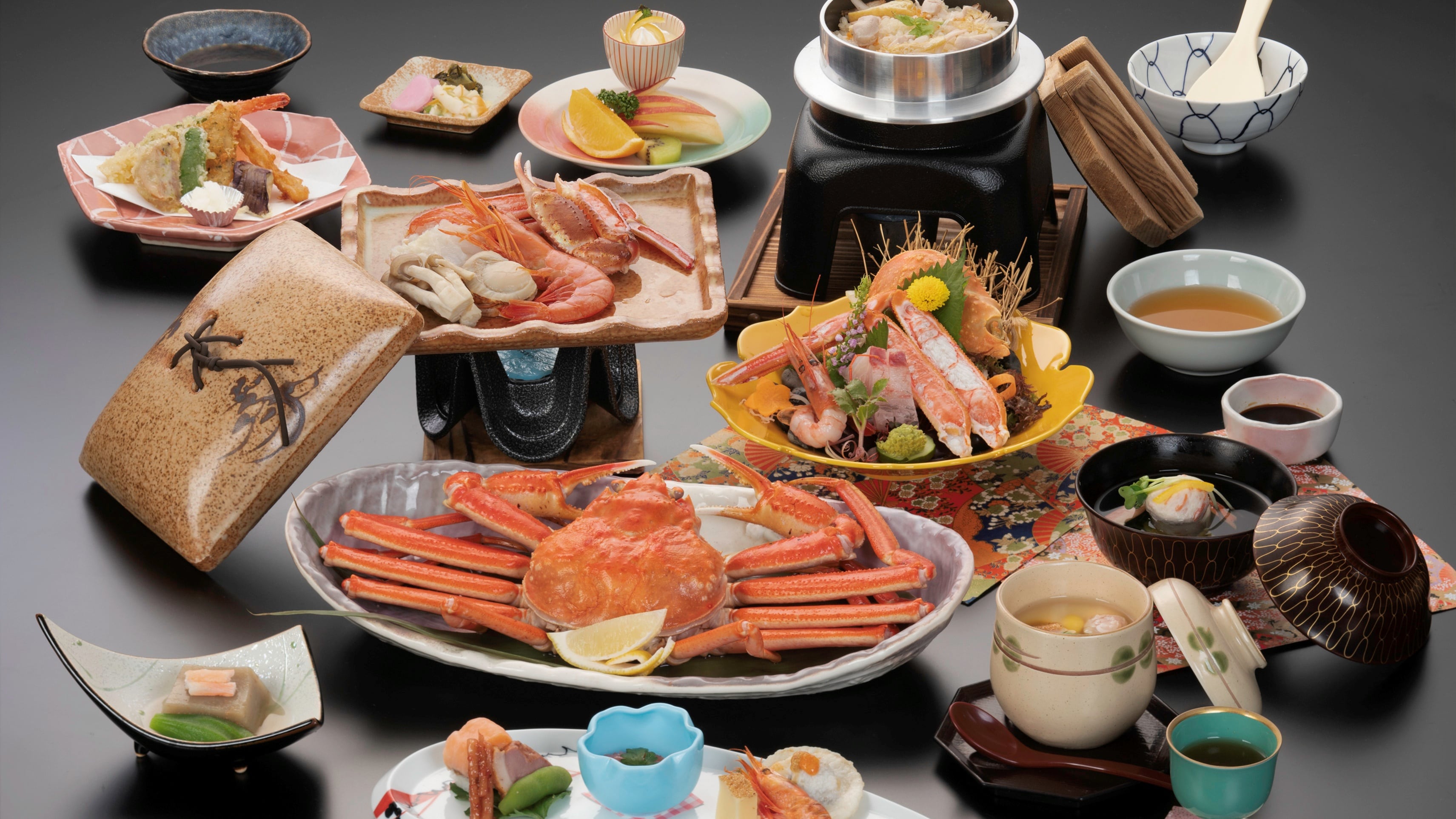 *2025 螃蟹懷石料理（例） 包括螃蟹生魚片、烤螃蟹等的全套螃蟹套餐。