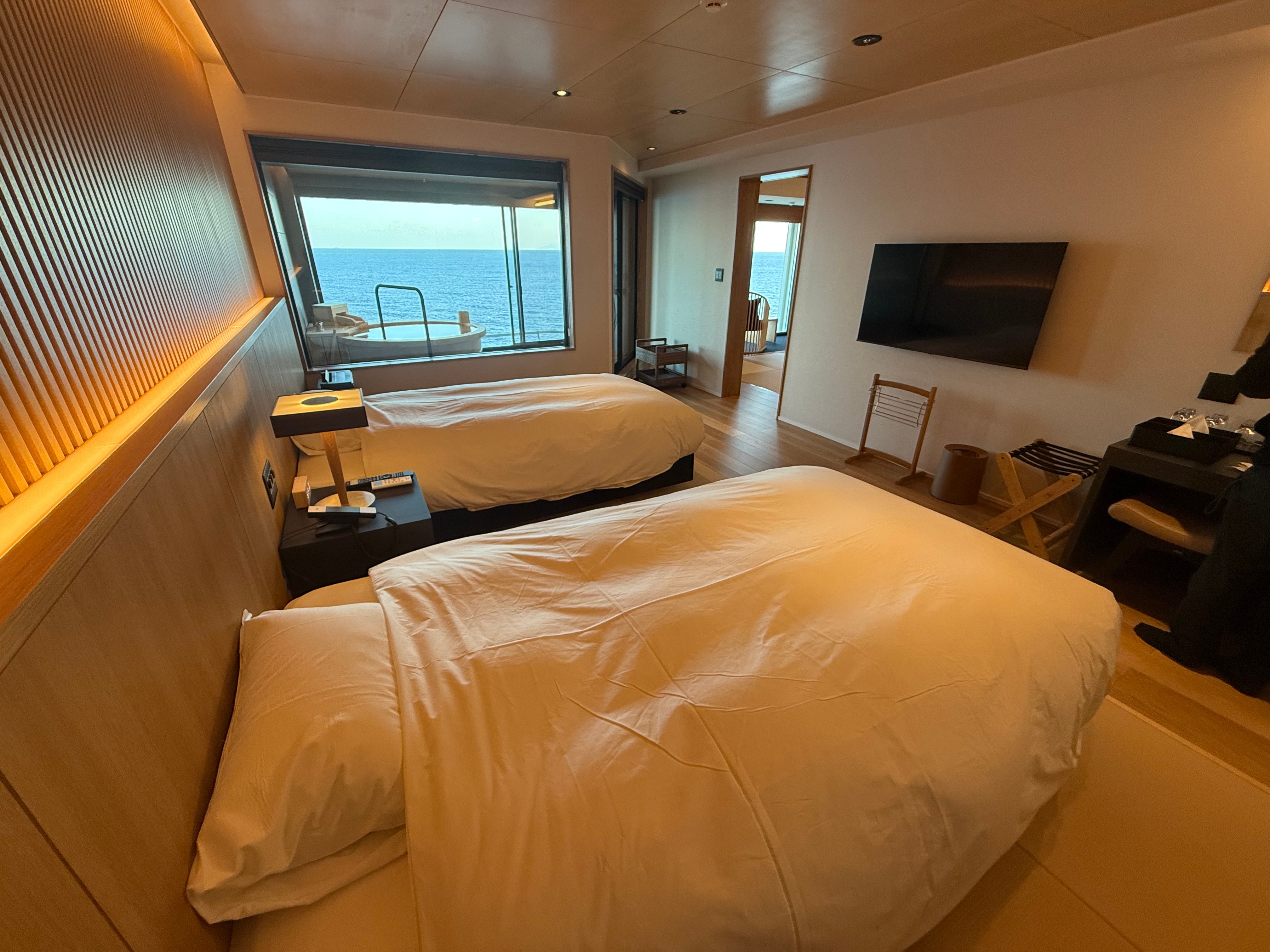 Kamar khusus dengan kamar mandi terbuka.