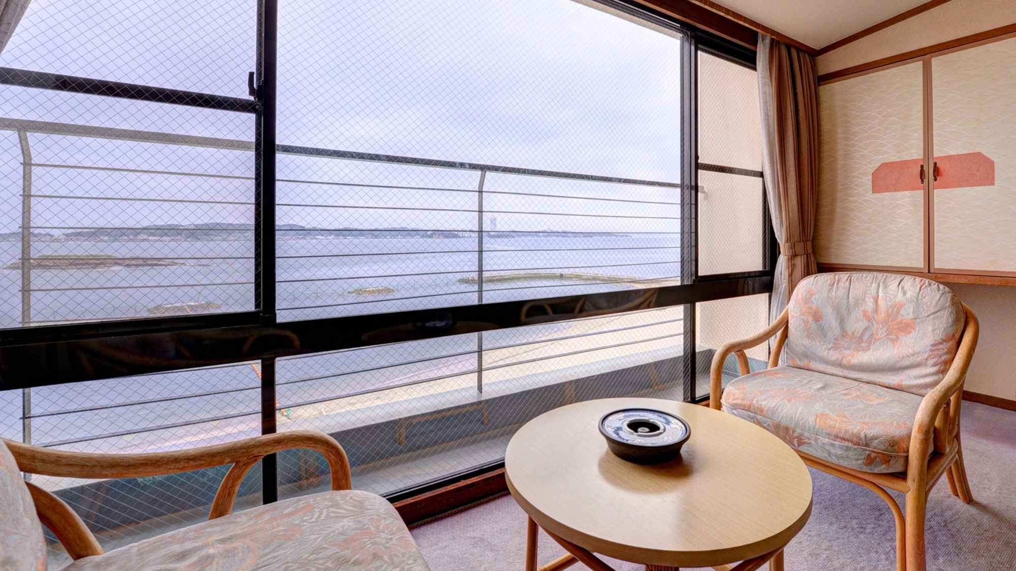*Main building Japanese-style room (example of guest room) / All rooms have ocean views. Enjoy a relaxing time in the ocean of Himakajima.