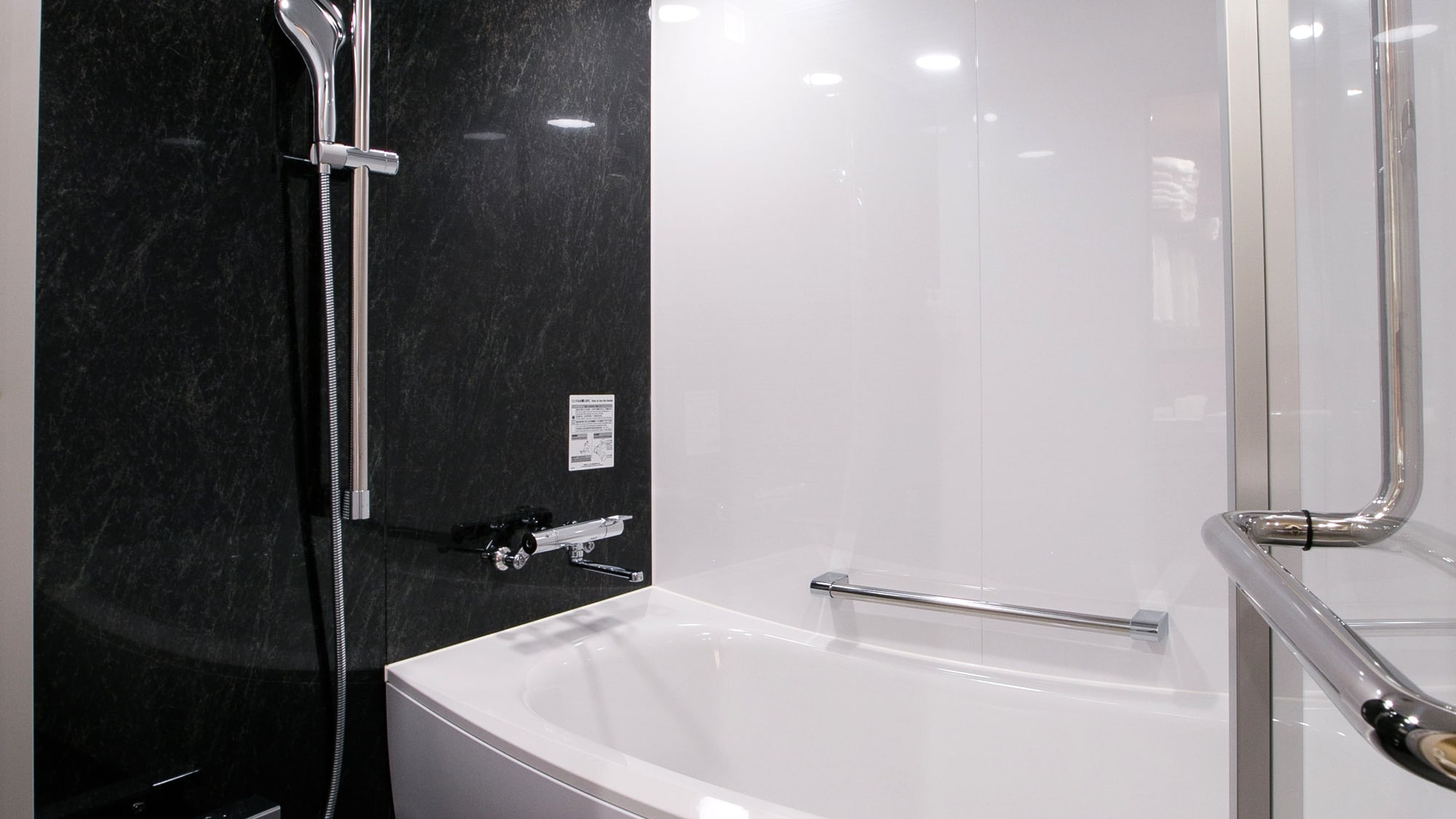 *[Triple] The bathroom and toilet are separate, making it ideal for group trips!