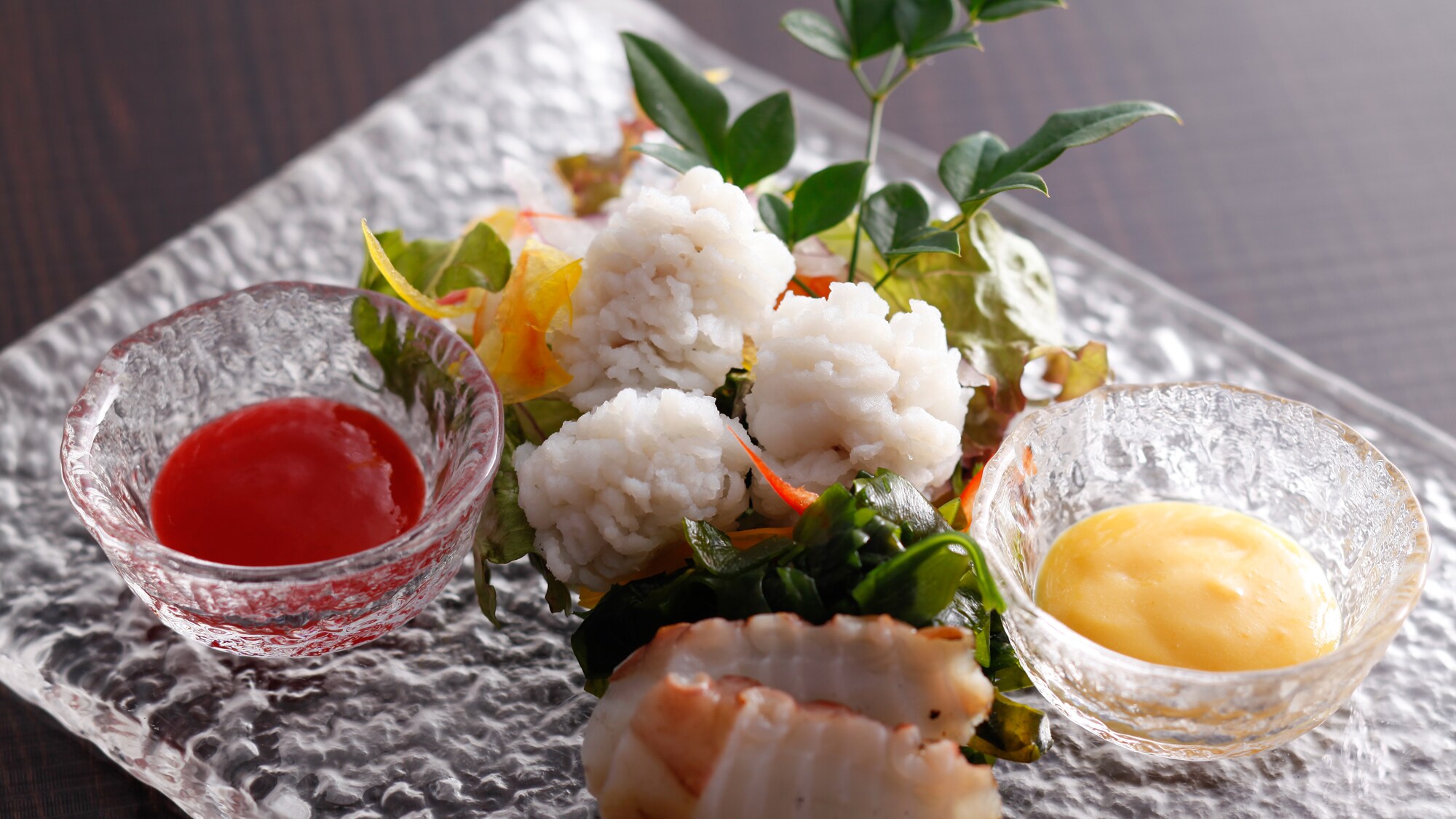 Seperti bunga putih. ``Hamo no Otoshi'' menyegarkan dengan daging plum. (Gambar memasak)